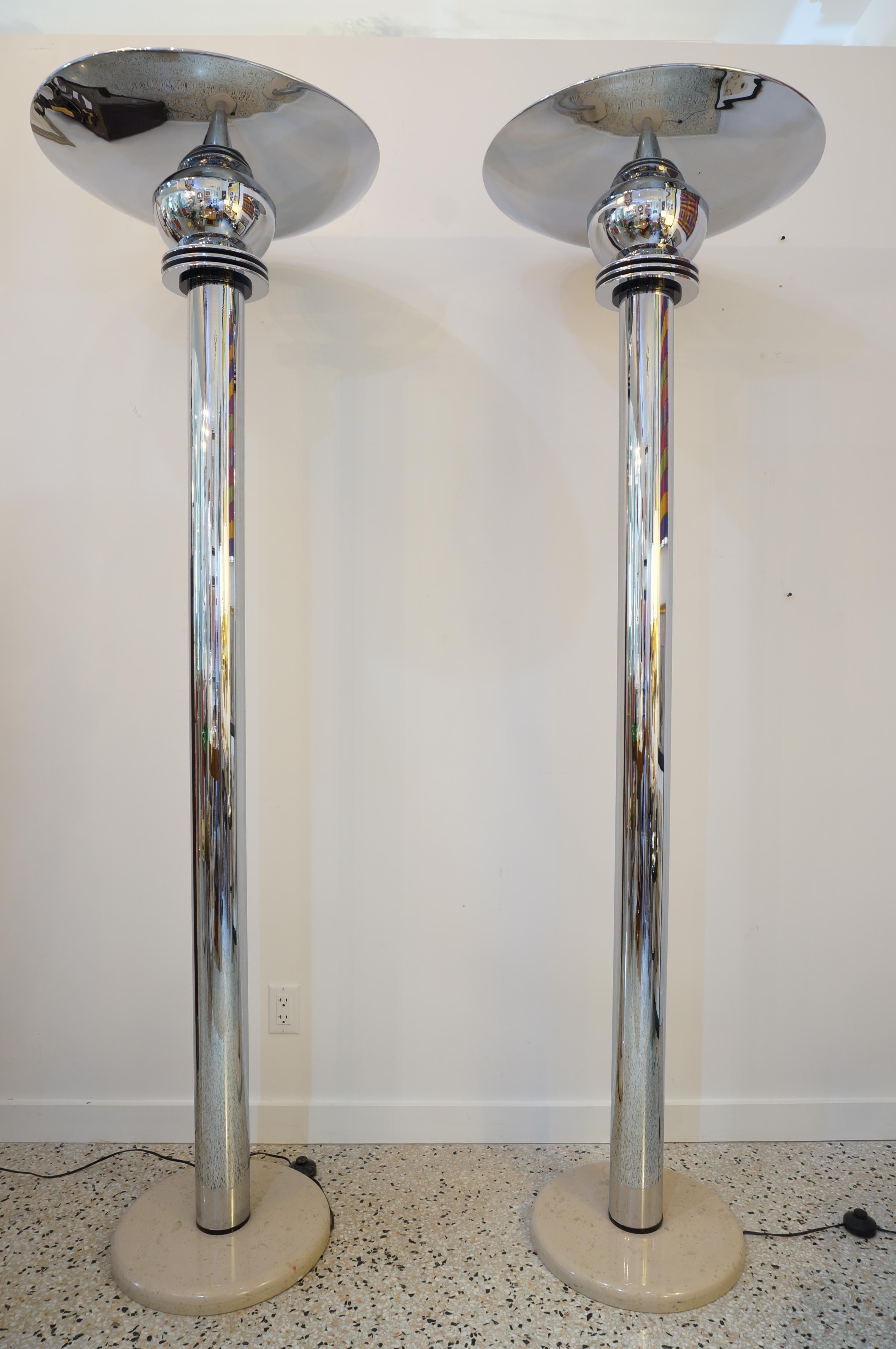 Chrome Paire de torchères chromées de style Art Déco par Jay Spectre en vente