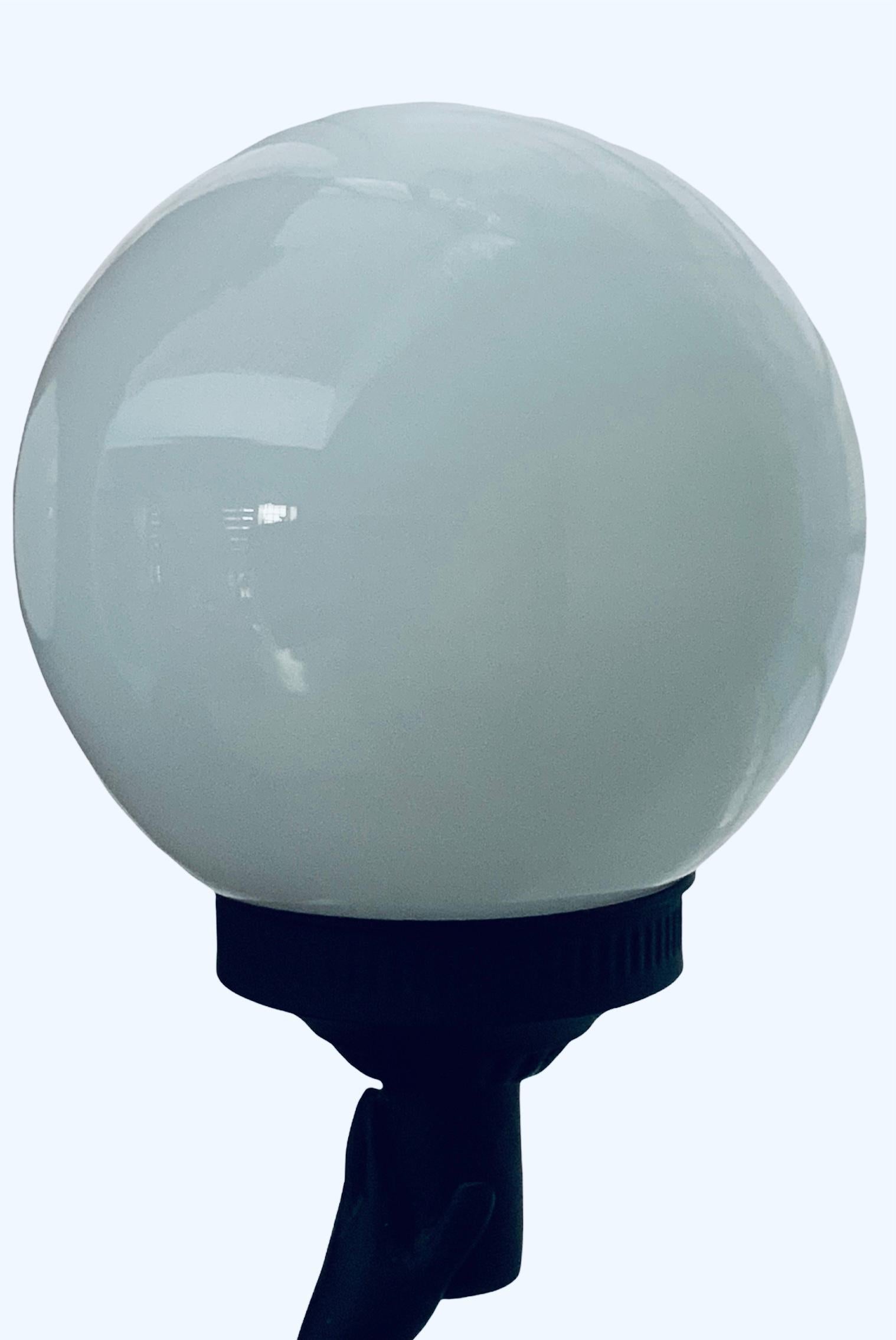 si raffigura con una lampadina