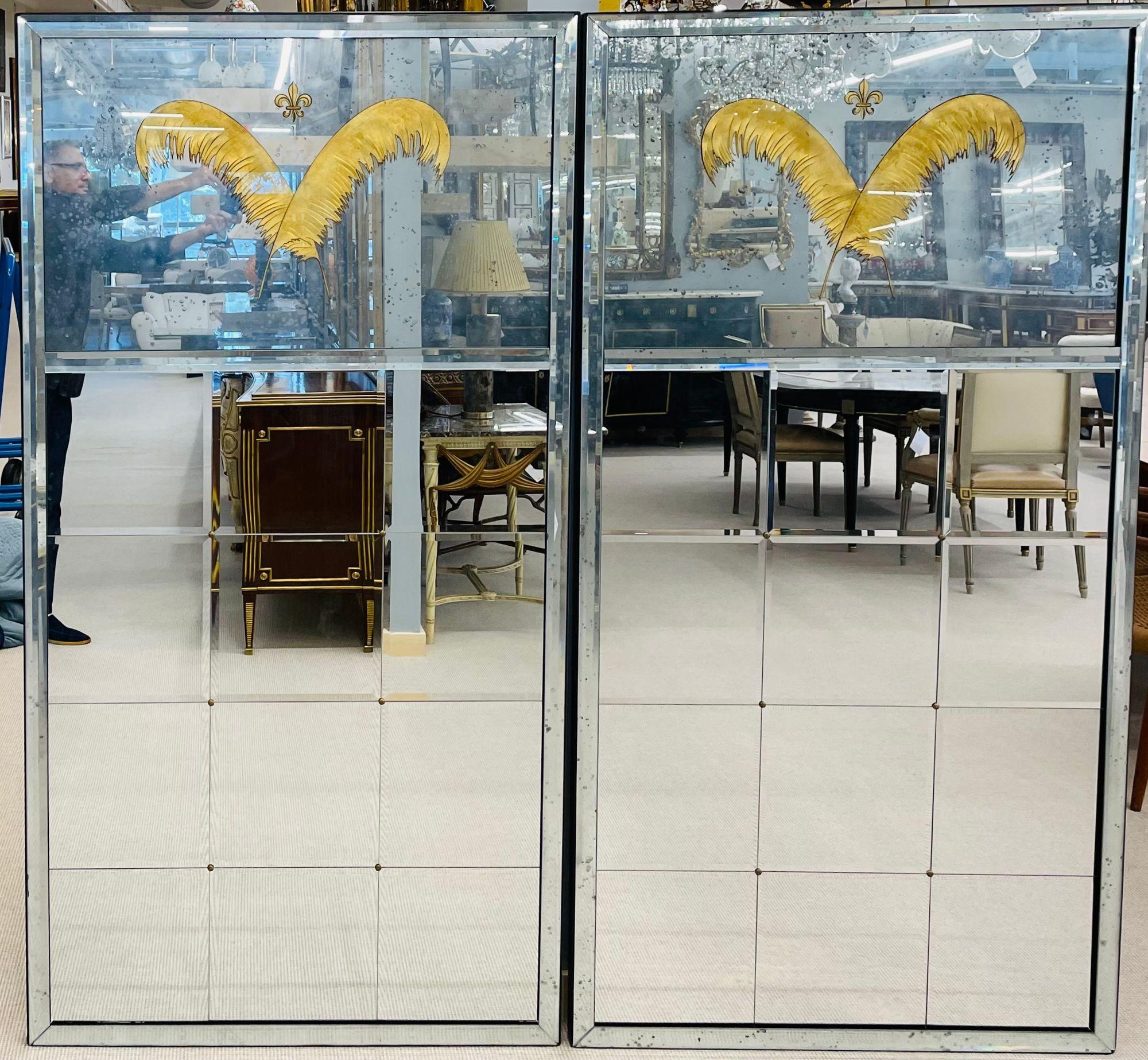 Ein Paar eglomise Wand-, Pfeiler- oder Konsolenspiegel im Deco-Stil, in voller Länge oder als Bodenspiegel. 
 
Spiegel im Hollywood-Regency-Stil mit eglomisiertem Blattgold und Fleur-de-Lis-Motiven, die im Art-déco-Stil ausgeführt wurden und von