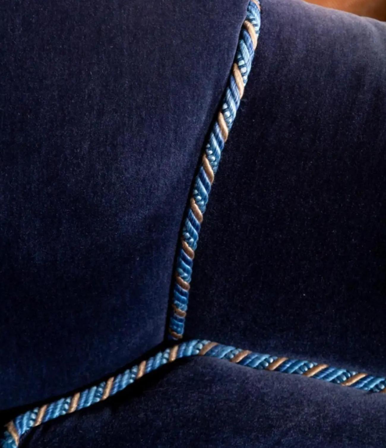 Paar Art Deco Style Upholstering Sapphire Blue Velvet Club Chairs (Art déco)
