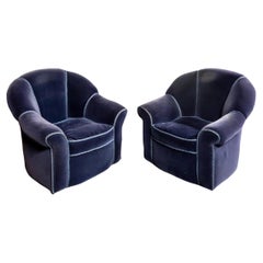 Paire de fauteuils club de style Art déco entièrement tapissés en velours bleu saphir