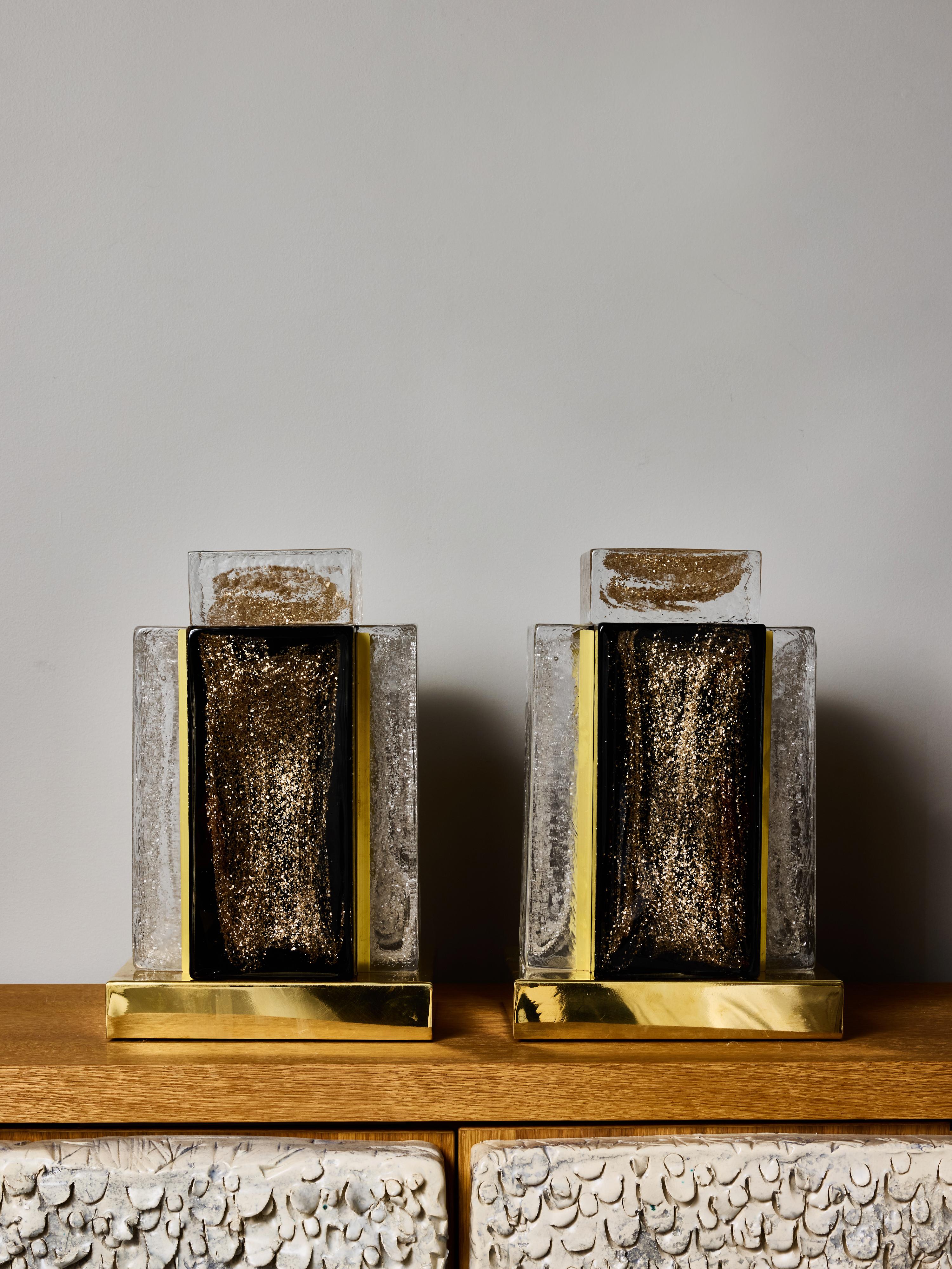 Pareja de Lámparas de Mesa de Vidrio y Latón de Estilo Art Decó Moderno en venta