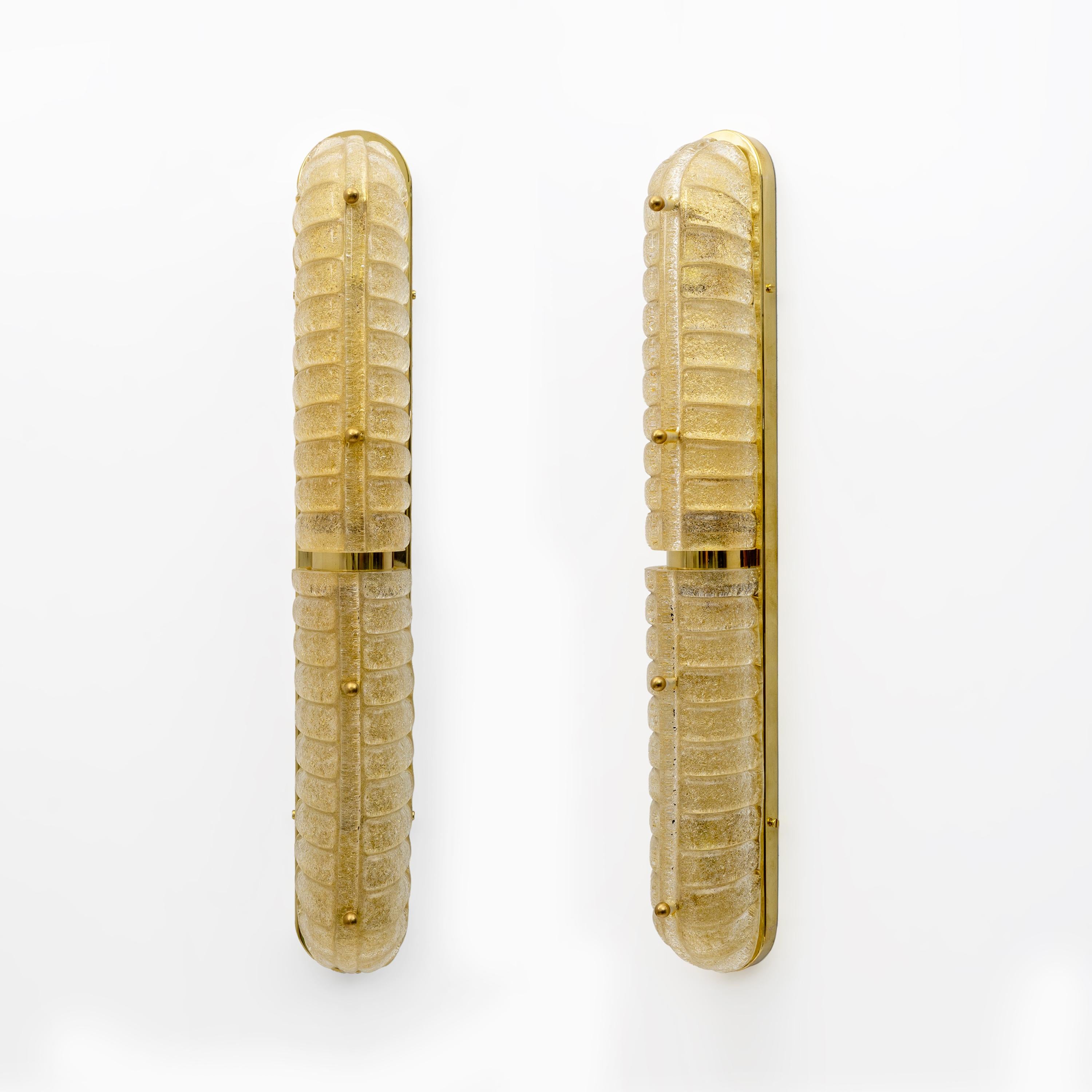 Pareja de apliques empotrables de latón y cristal de Murano de inspiración Art Déco y estética atemporal y elegante. Perfecto para crear la luz cálida perfecta en cualquier espacio. Cada aplique está equipado con cuatro portalámparas G9 y cableado
