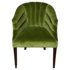 Paire de chaises barils en velours vert de style Art Déco