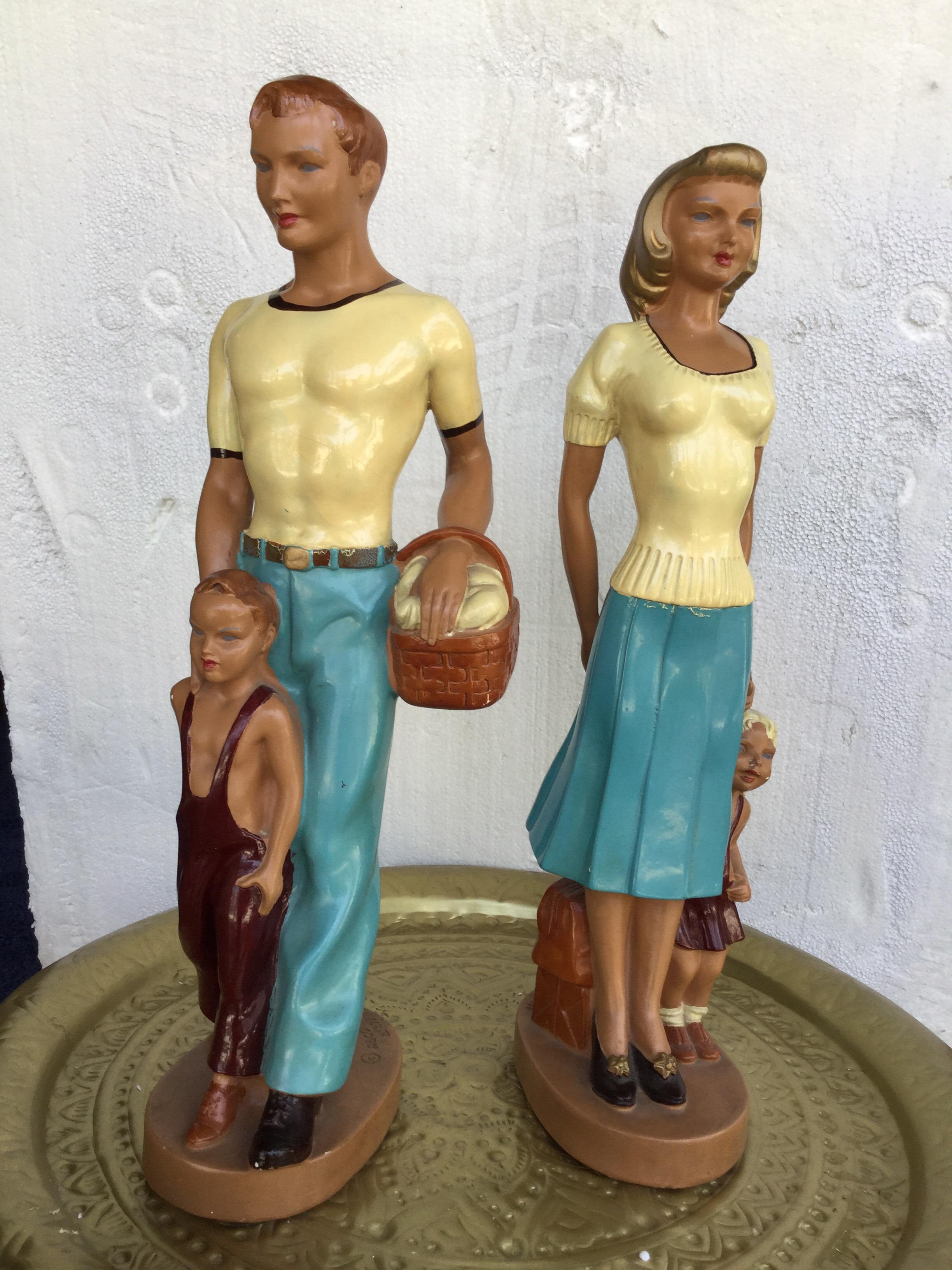 Metà XX secolo Coppia di figurine dipinte a mano in stile Art Déco di una coppia con i suoi bambini in vendita