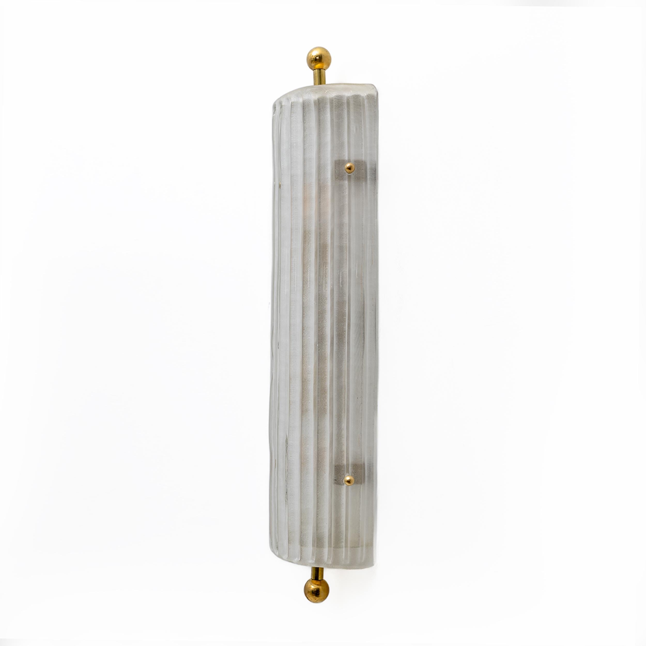 Coppia di lampade da incasso in vetro di Murano e ottone con ghiera di ispirazione Art Déco, dall'estetica elegante e senza tempo. Perfetto per creare una luce calda e perfetta in ogni ambiente. Ogni applique può contenere due lampadine E14 o E12 ed