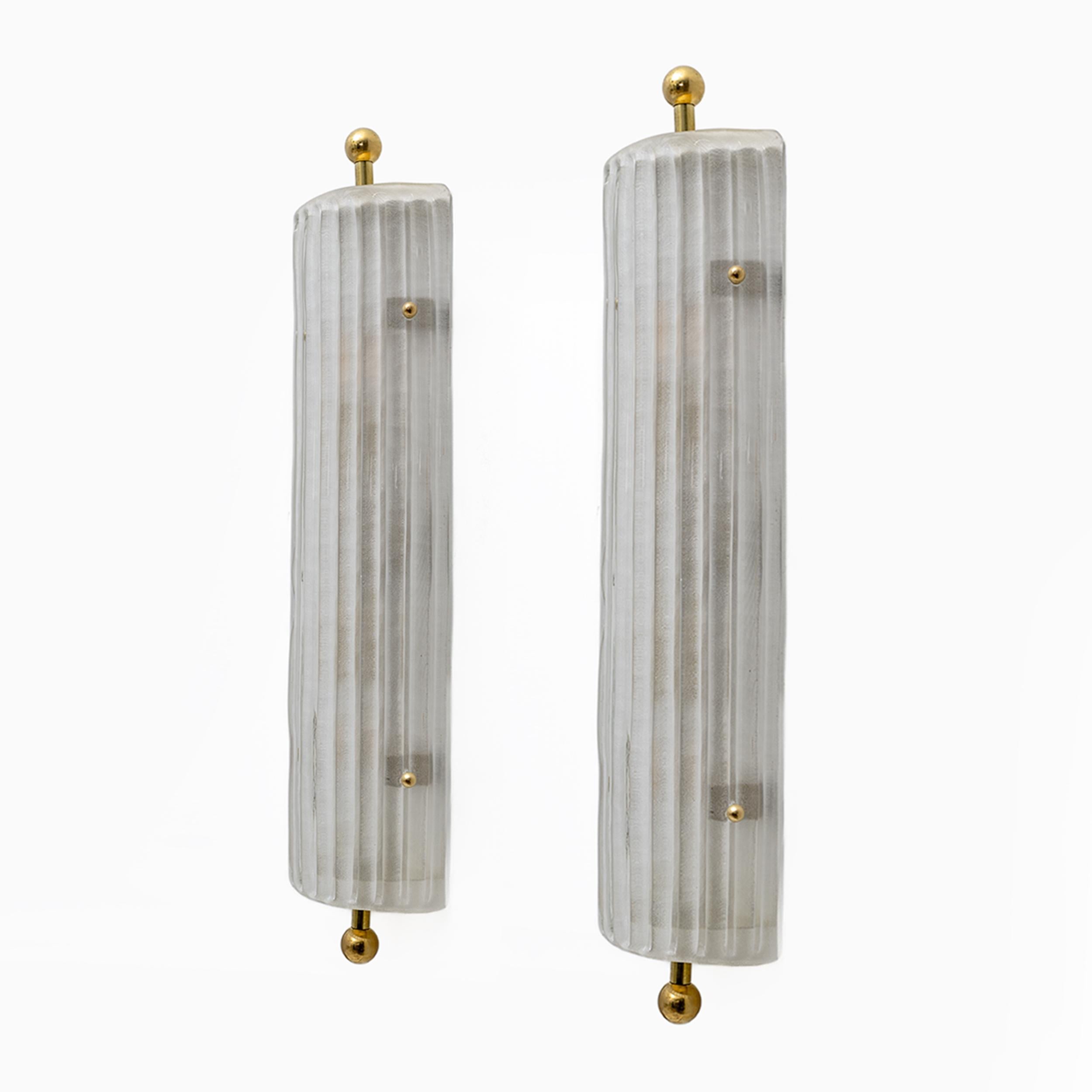 Pareja de apliques empotrables de cristal de Murano y latón con bisel de inspiración Art Déco, de estética atemporal y elegante. Perfecto para crear el resplandor cálido perfecto en cualquier interior. Cada aplique está cableado según las normas