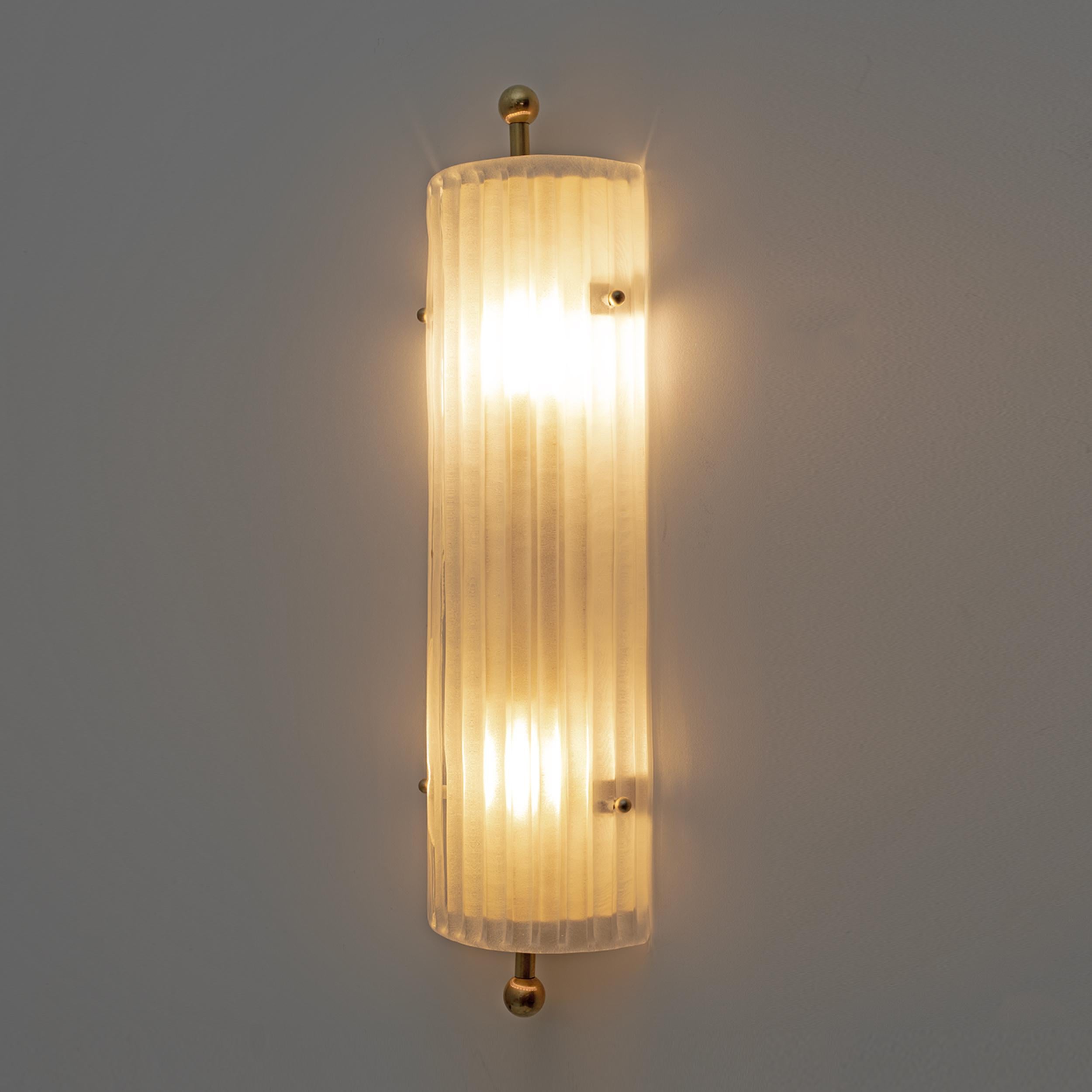 Art Déco Coppia di lampade in stile Art Dèco in vetro di Murano e ottone in vendita