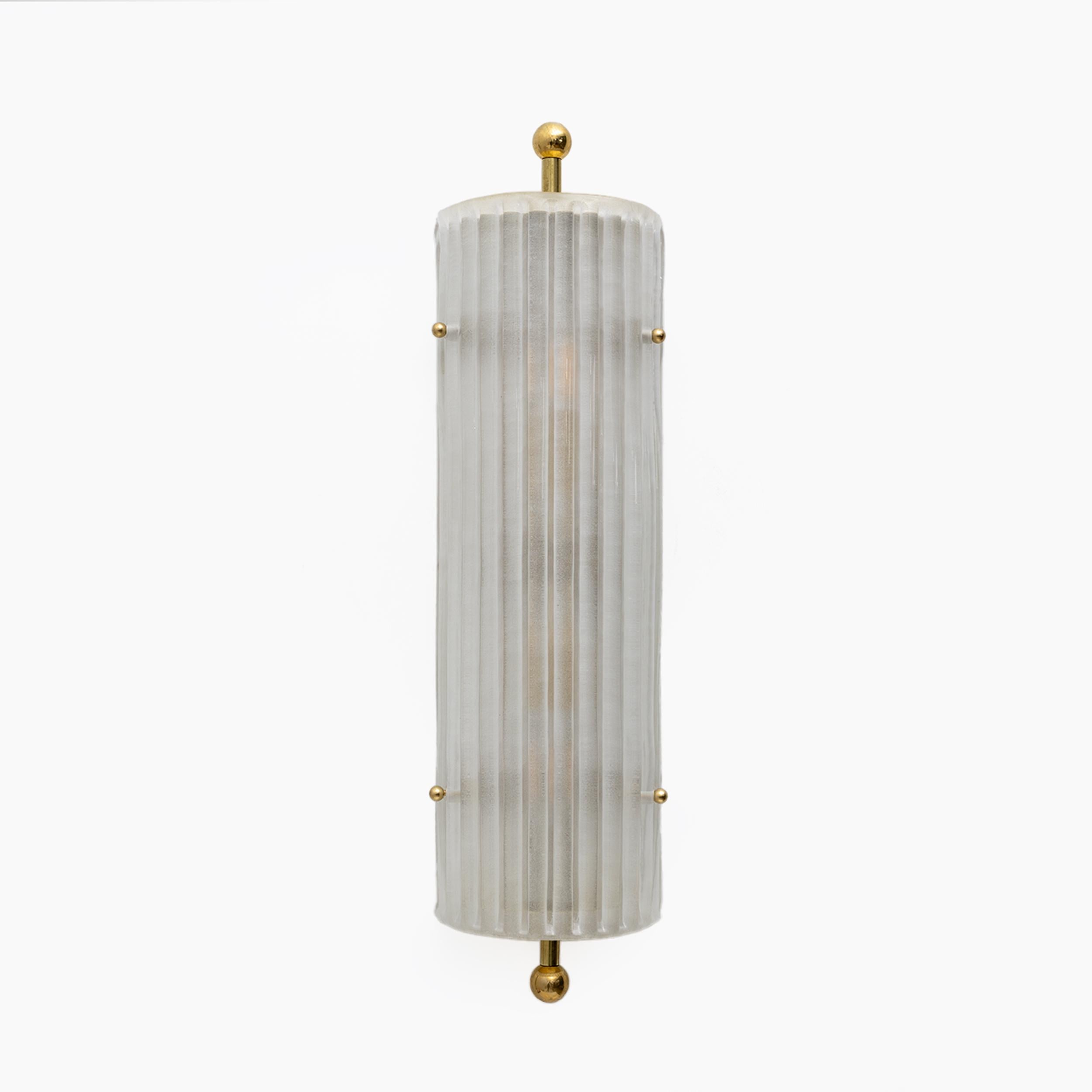 Italiano Coppia di lampade in stile Art Dèco in vetro di Murano e ottone in vendita
