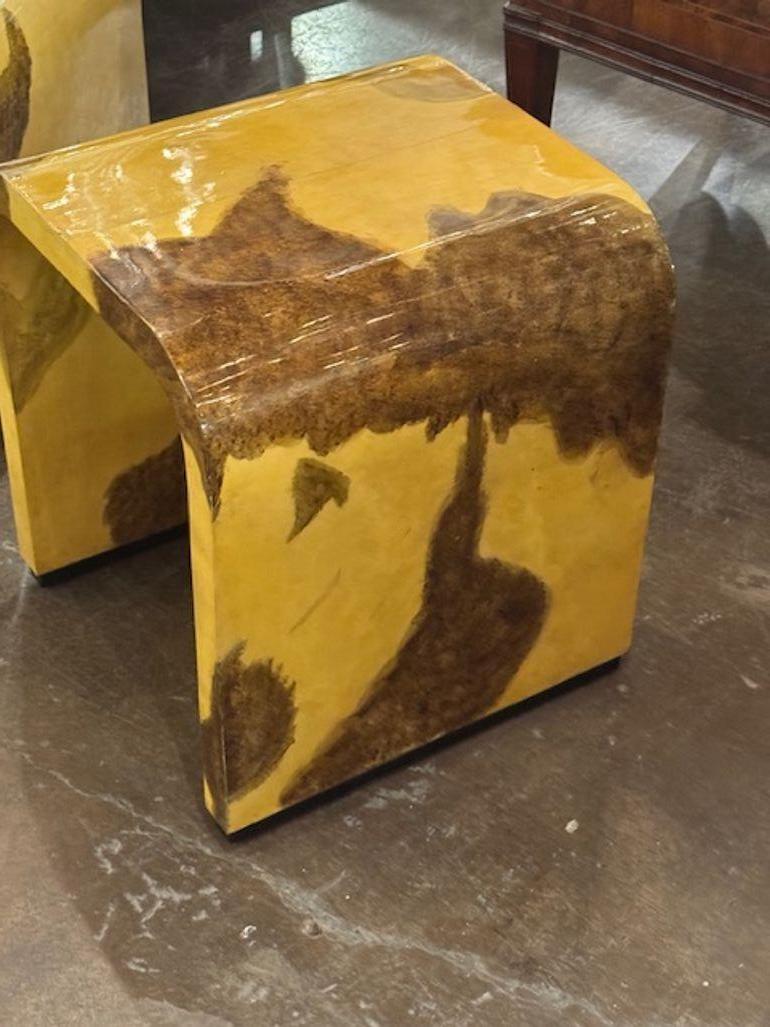 Pair of Art Deco Style Italian Parchment Side Tables Bon état - En vente à Dallas, TX