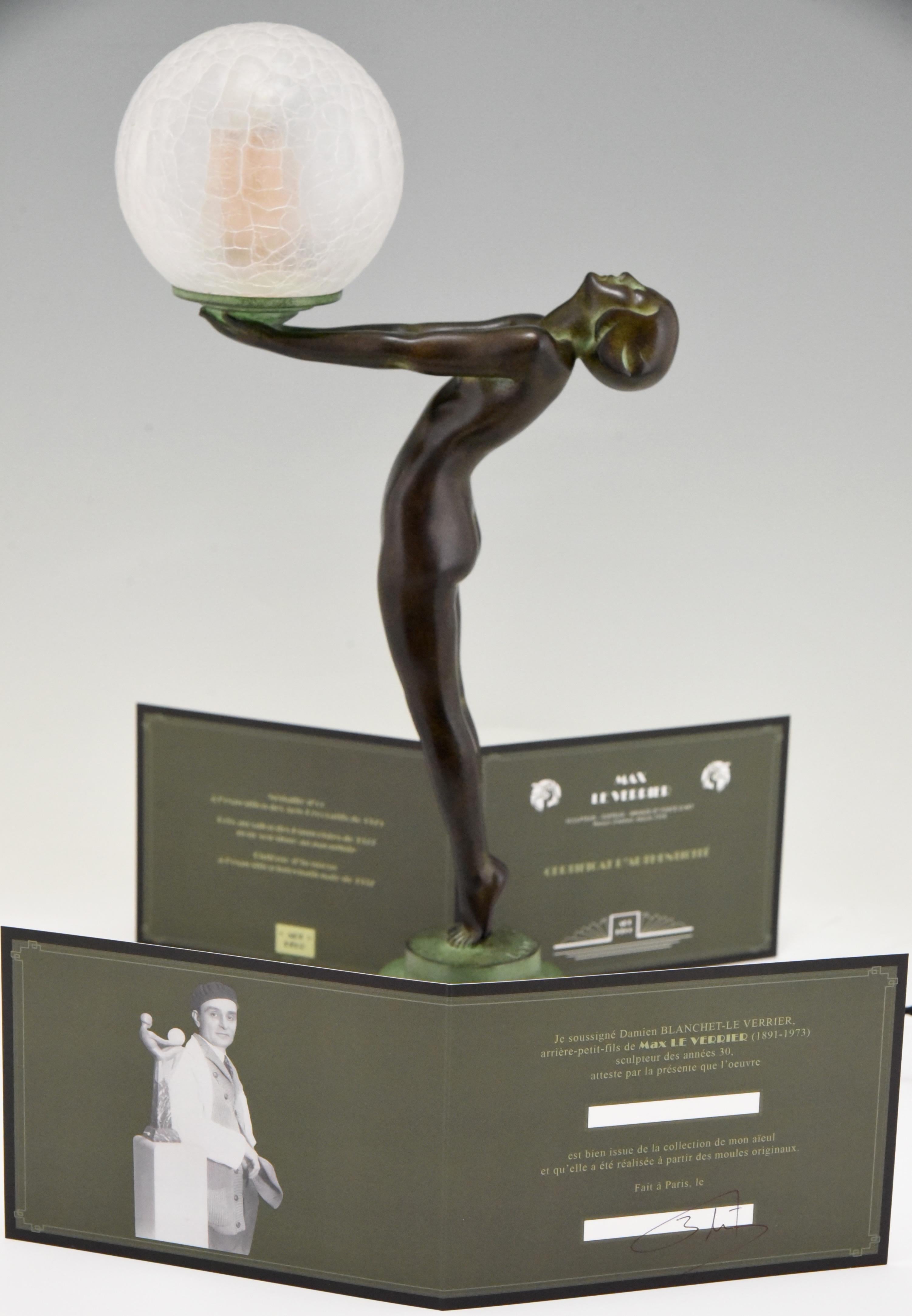 Coppia di lampade in stile Art Déco Clarté con nudo in piedi e globo di Max Le Verrier in vendita 9