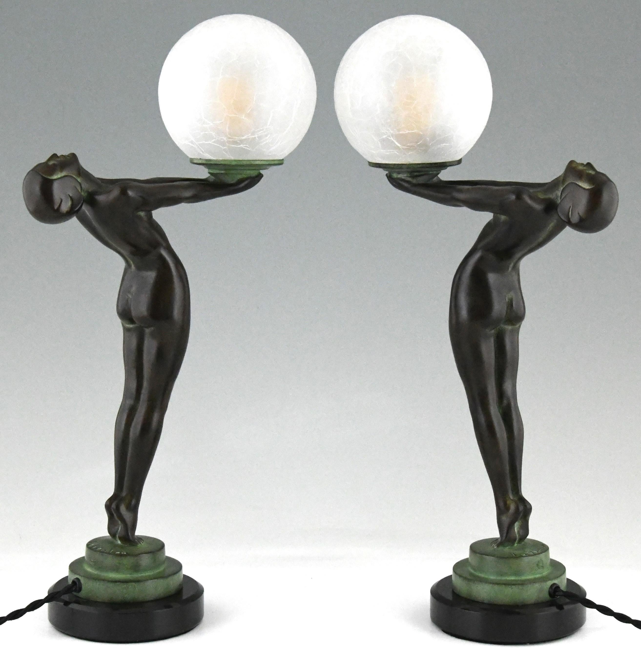 XXI secolo e contemporaneo Coppia di lampade in stile Art Déco Clarté con nudo in piedi e globo di Max Le Verrier in vendita