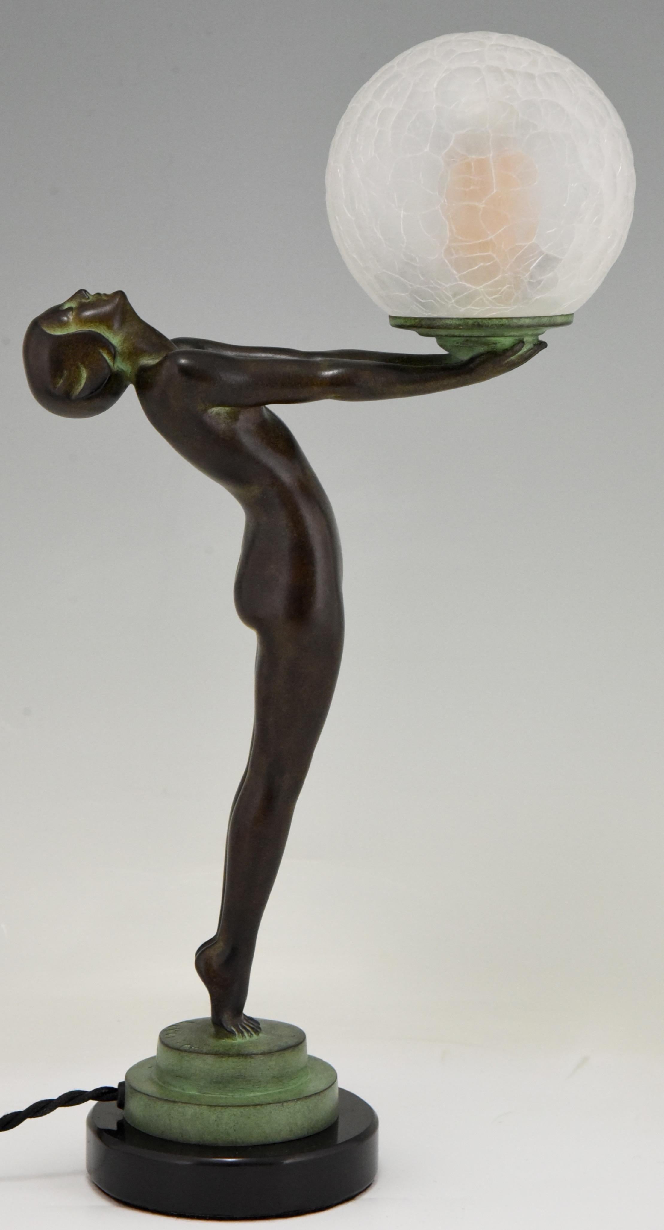 Coppia di lampade in stile Art Déco Clarté con nudo in piedi e globo di Max Le Verrier in vendita 2