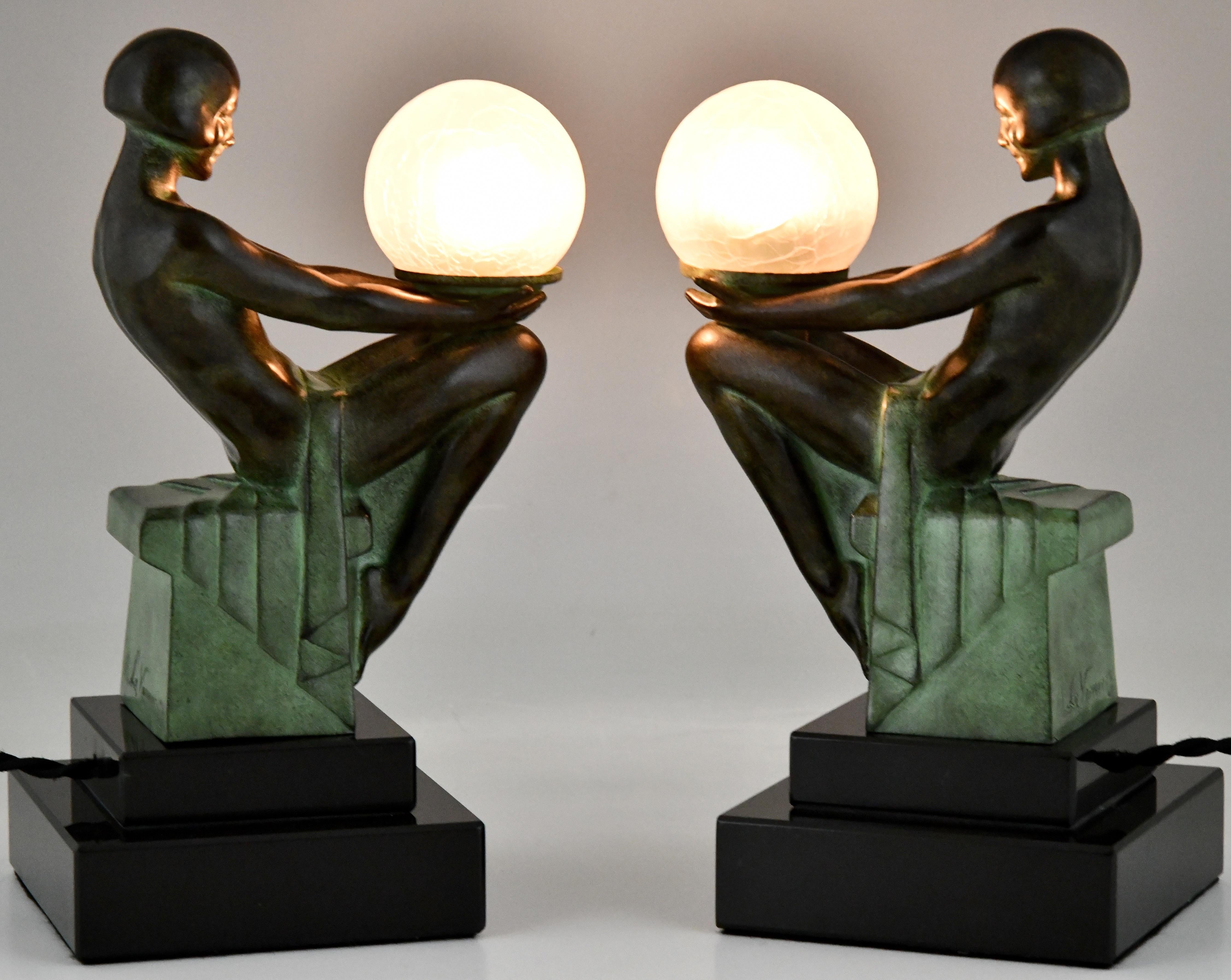 Paire de lampes de table figuratives de style Art Déco.
Nus assis tenant une boule de verre. 
Par Max Le Verrier.
Design/One 1930. 
Fonte posthume à la fonderie Max Le Verrier.

Cette lampe est illustrée dans :
Max le Verrier, un esprit Art Déco. 