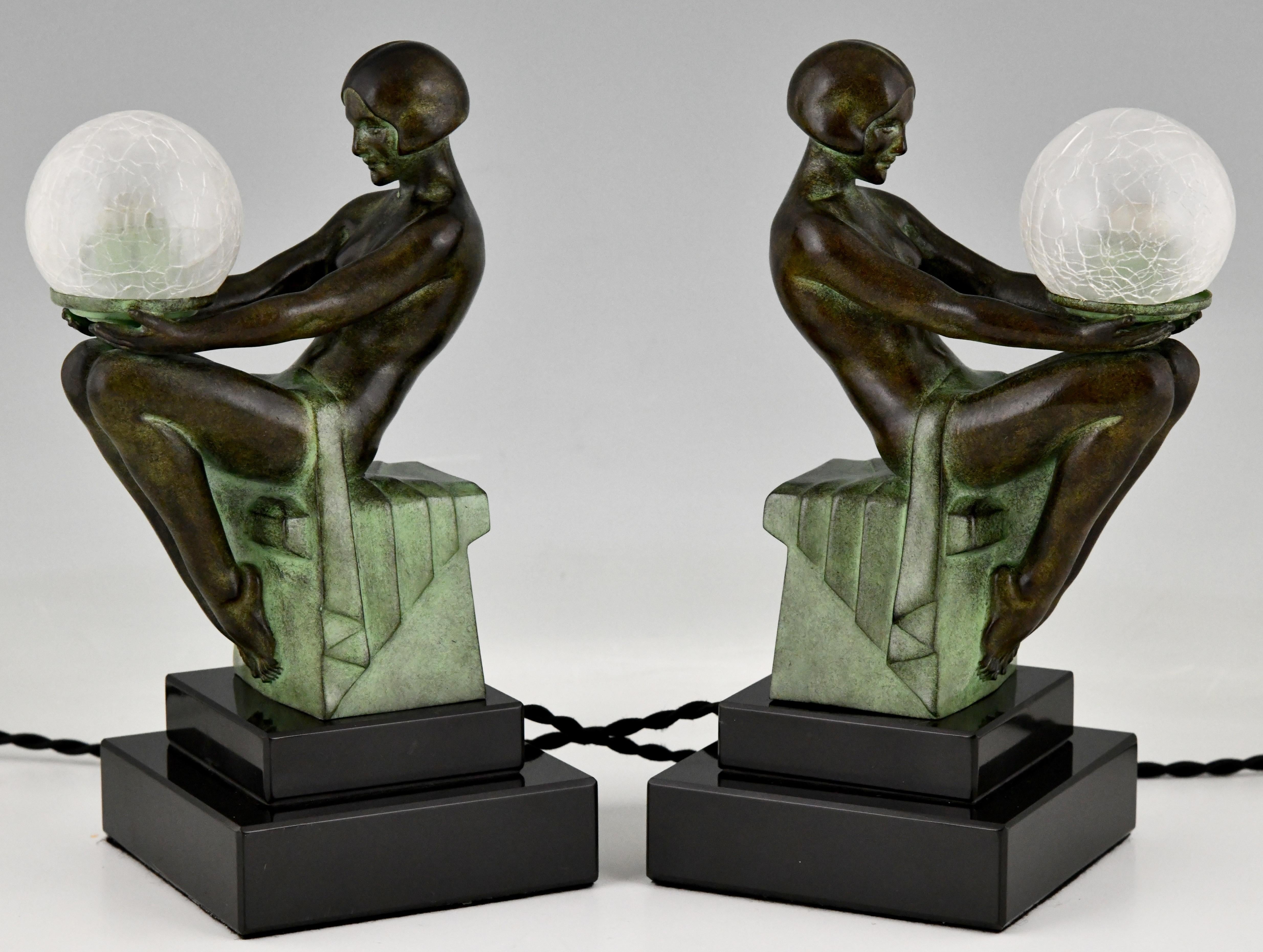 Français Paire de lampes de style Art Déco avec nus assis DELASSEMENT par Max Le Verrier. en vente