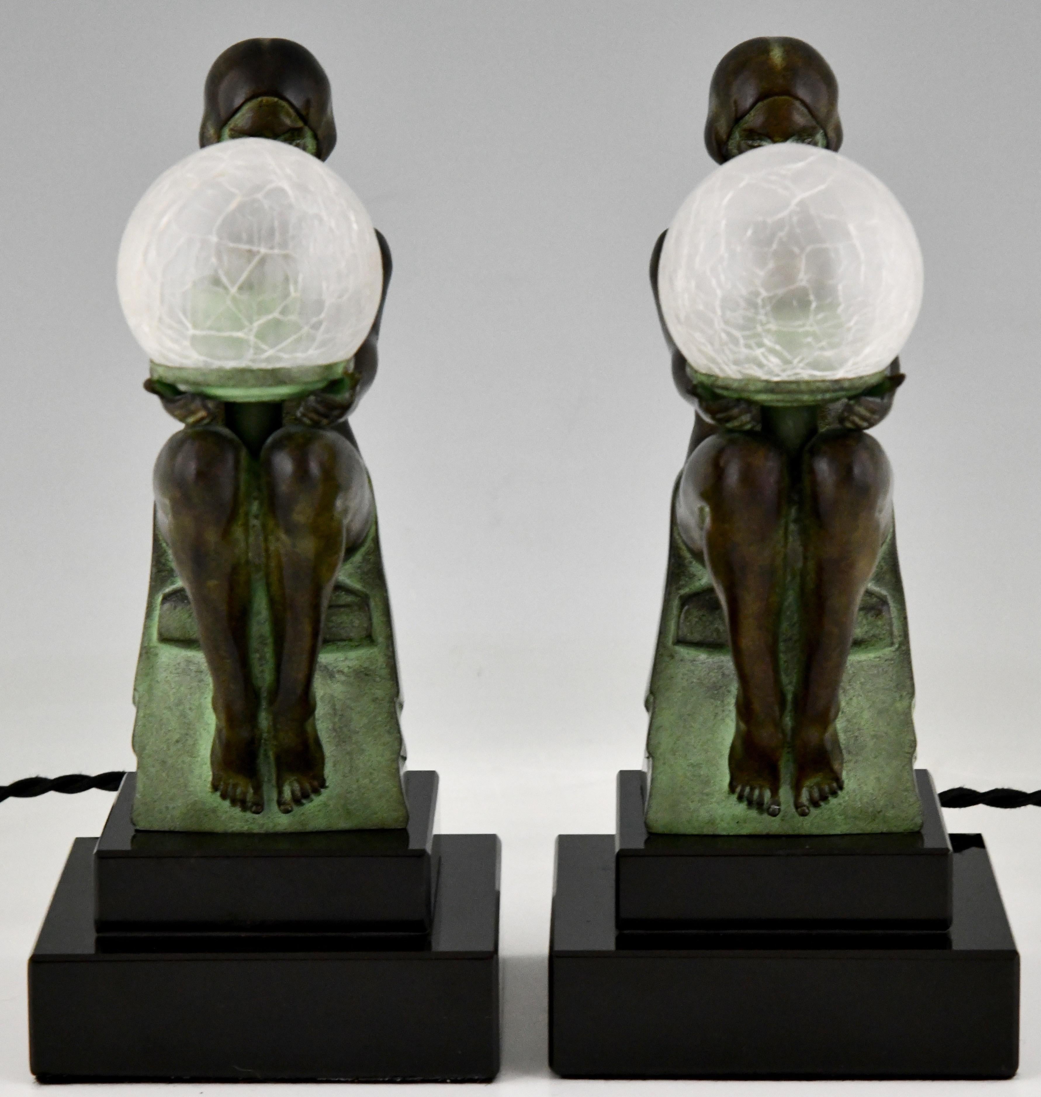 Patiné Paire de lampes de style Art Déco avec nus assis DELASSEMENT par Max Le Verrier. en vente