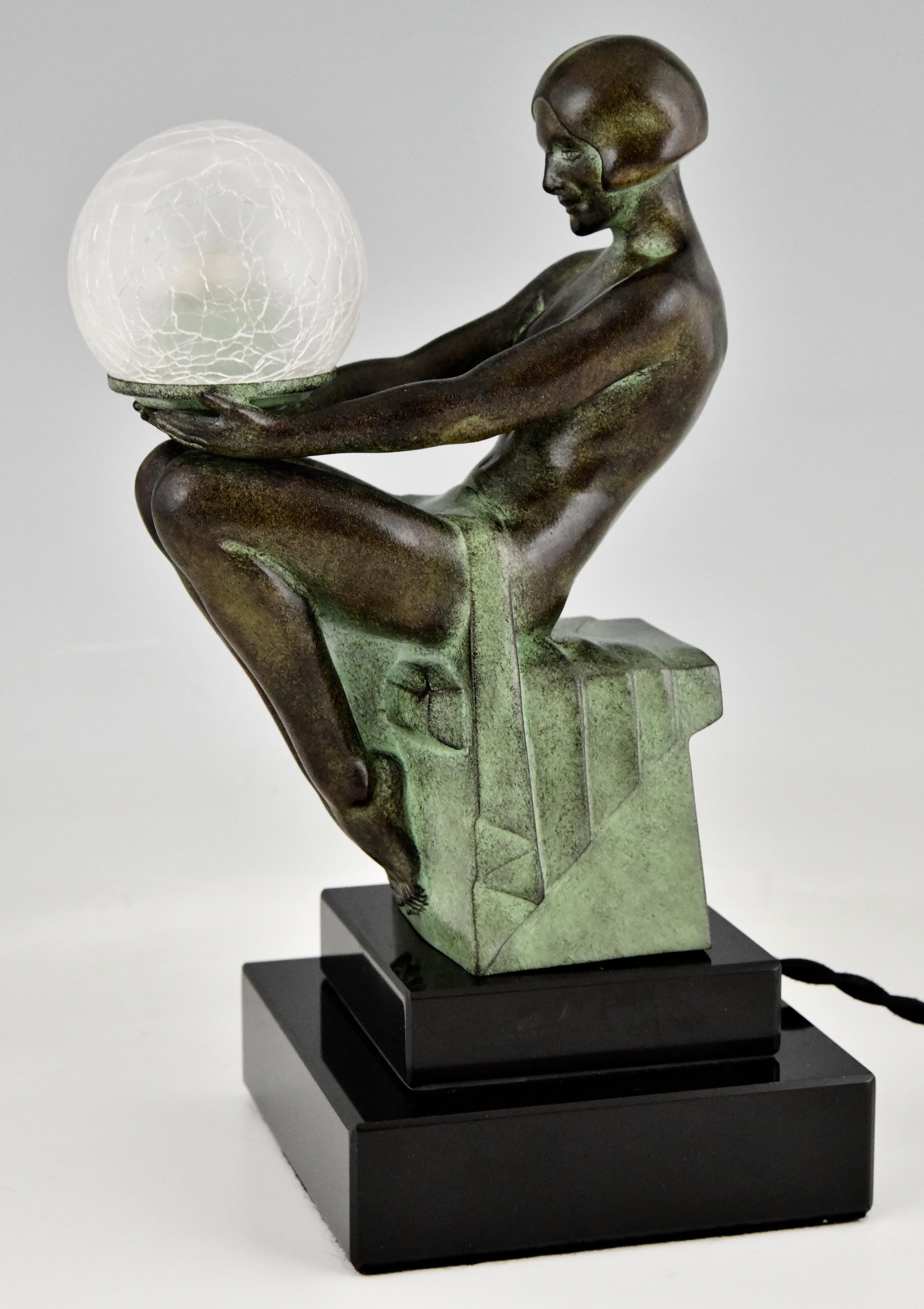 Métal Paire de lampes de style Art Déco avec nus assis DELASSEMENT par Max Le Verrier. en vente