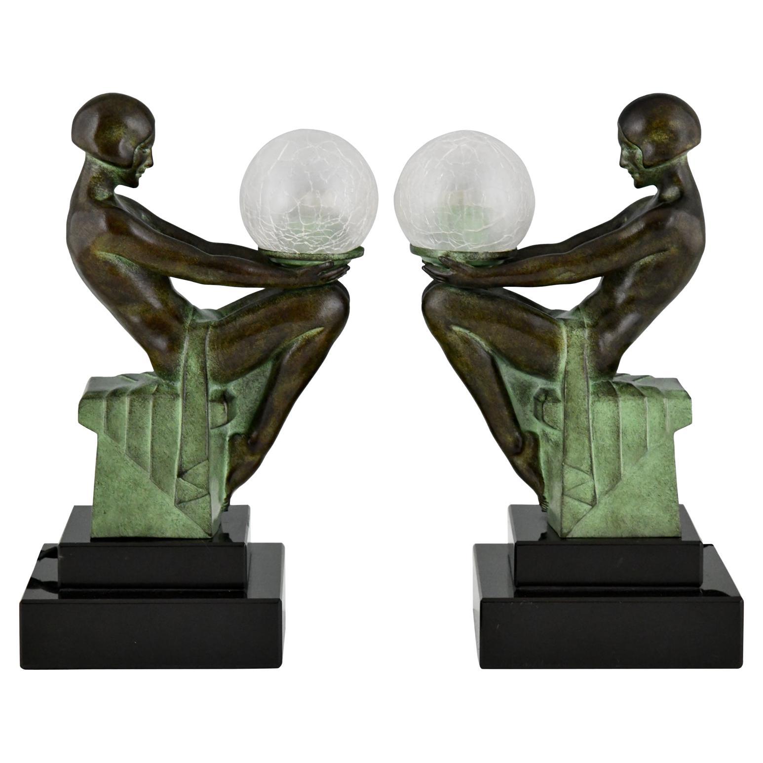 Paar Lampen im Art-Déco-Stil mit sitzenden Akten DELASSEMENT von Max Le Verrier.