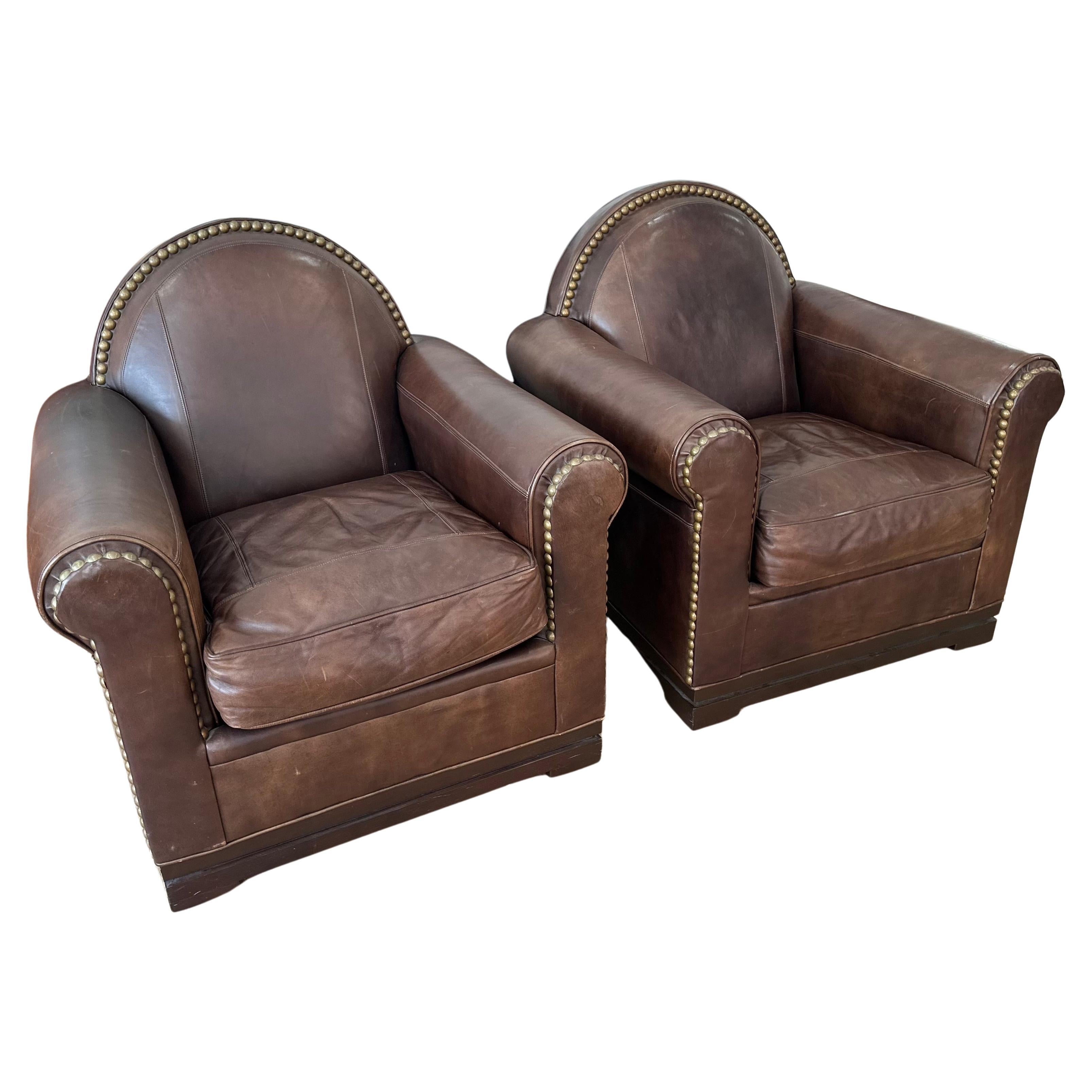 Paire de fauteuils club en cuir de style Art déco par Mulholland Brothers en vente