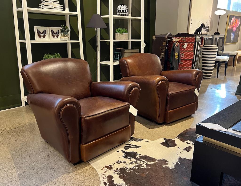 Coppia di sedie club in pelle in stile Art Déco. Francia, circa anni '50, con design originale Art Deco. Magistralmente restaurato in pelle italiana nuova. Toni ricchi ed eleganti con una bella forma curva. Completa il tutto uno spesso cuscino di