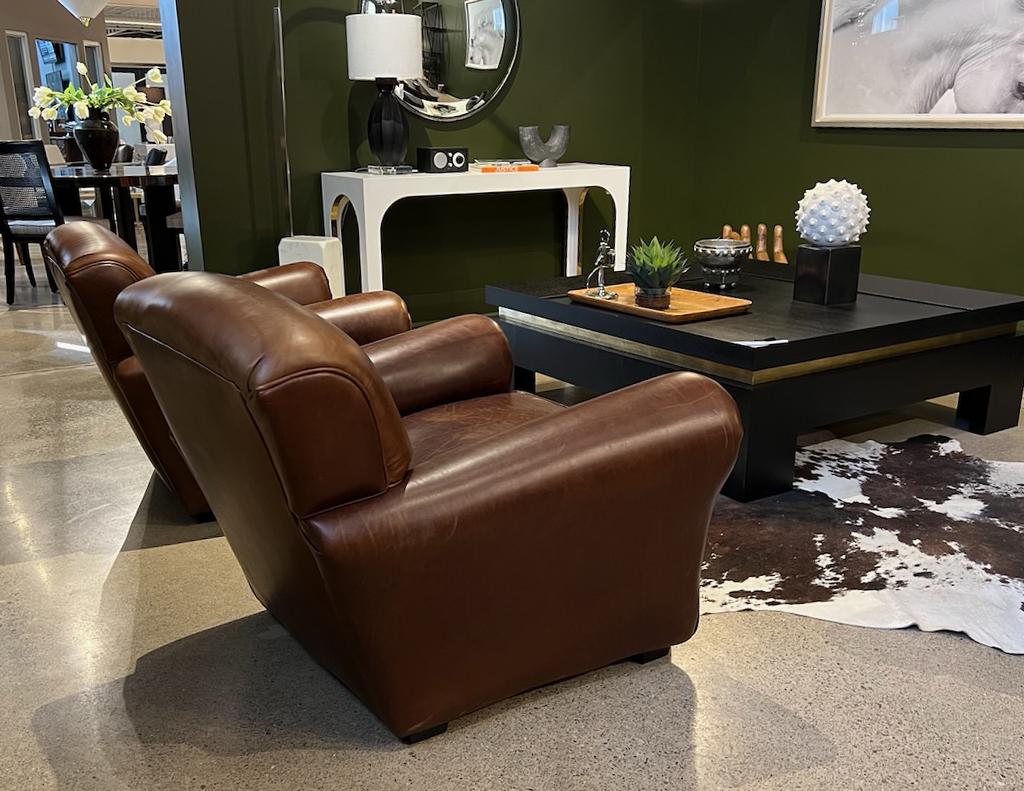 Francese Coppia di poltrone da club in pelle in stile Art Déco, anni '50 circa in vendita