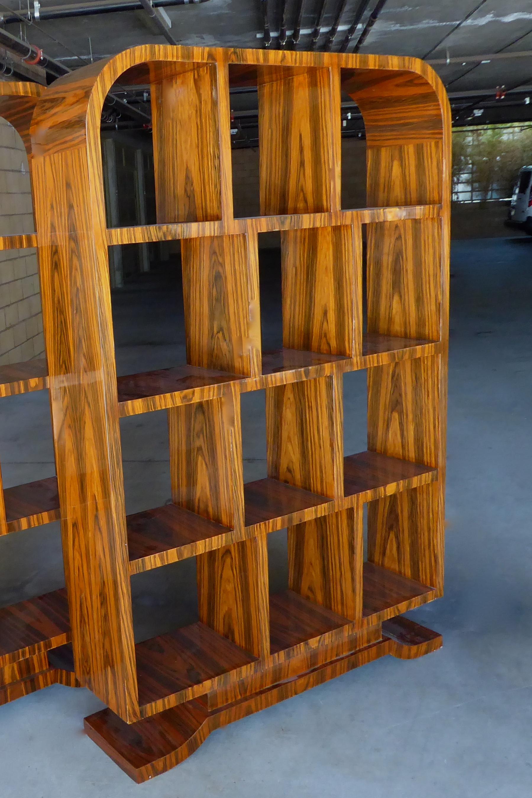 Paar Bücherregale aus Makassar-Ebenholz im Art-Déco-Stil (amerikanisch)