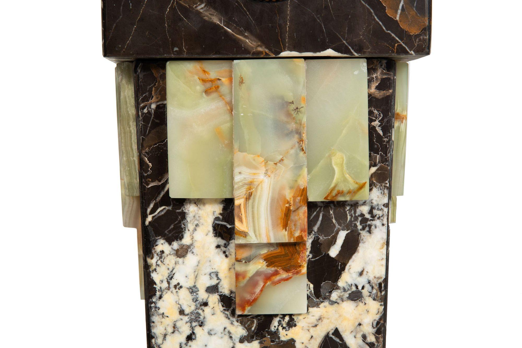Paire de piédestaux de style Art déco en marbre et onyx avec panneaux en bronze en vente 5