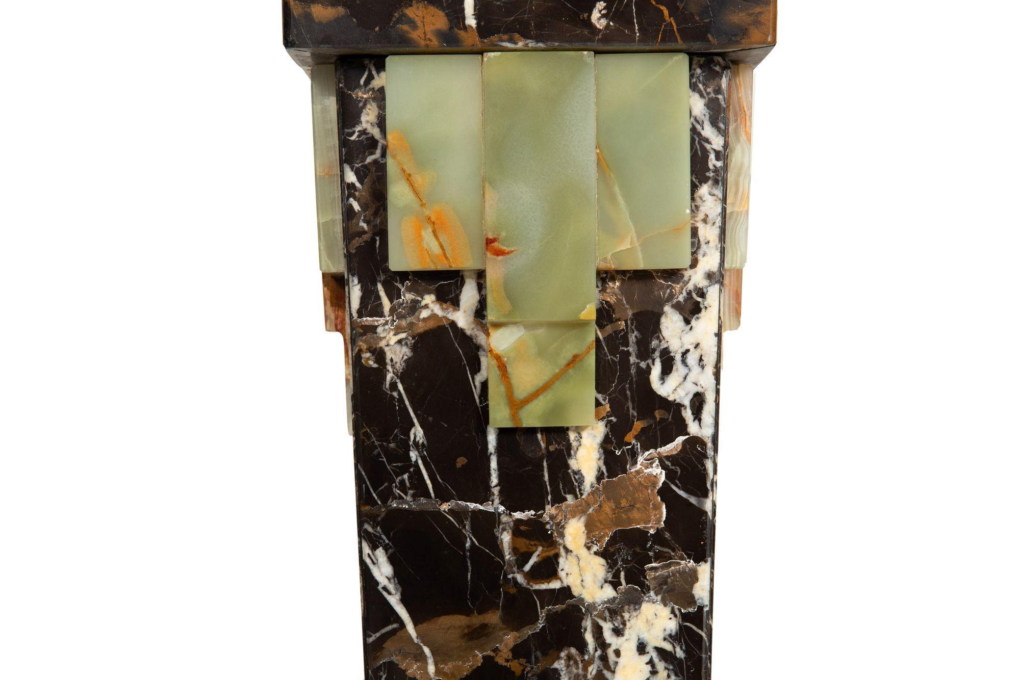 Paire de piédestaux de style Art déco en marbre et onyx avec panneaux en bronze en vente 8