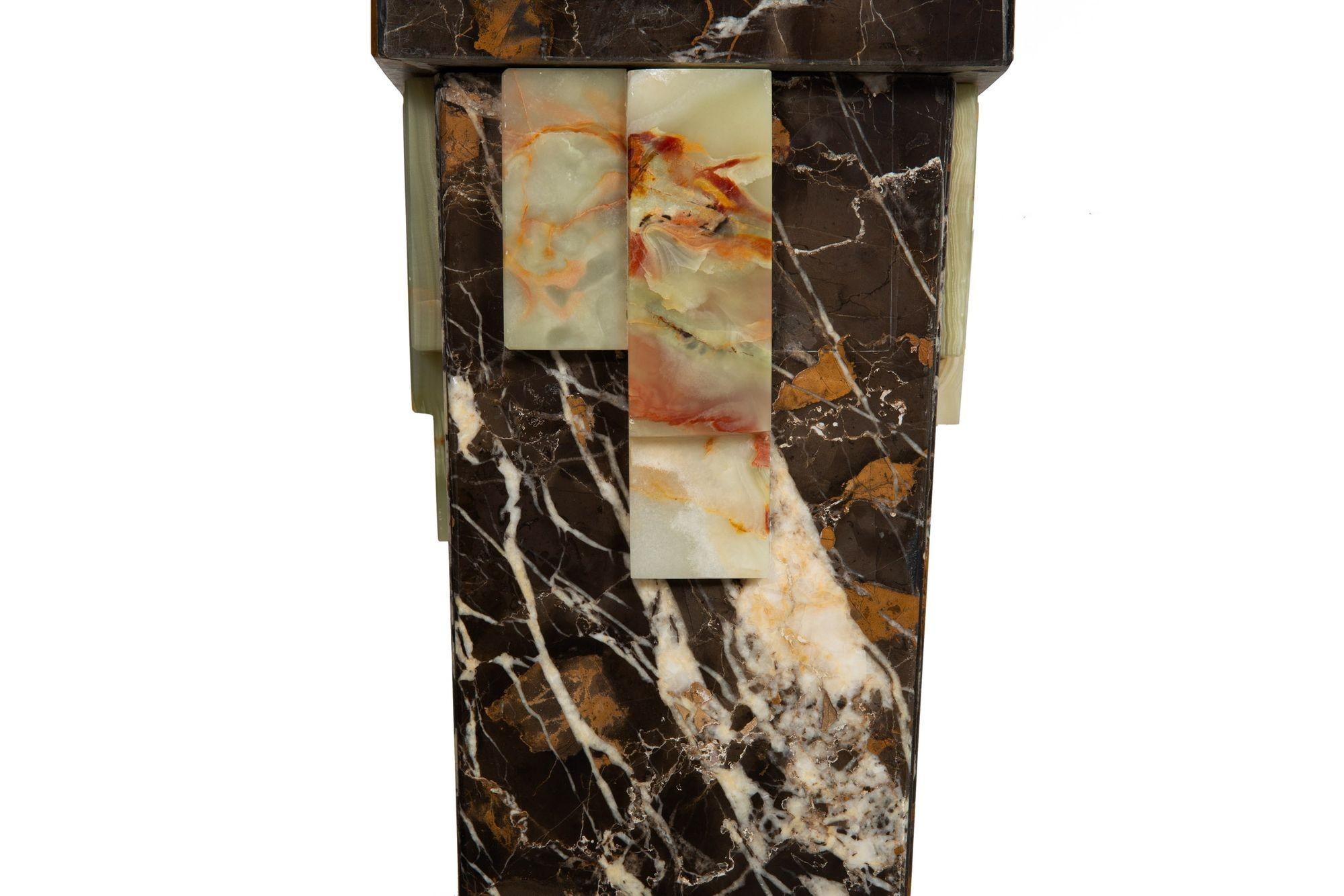 Paire de piédestaux de style Art déco en marbre et onyx avec panneaux en bronze en vente 9