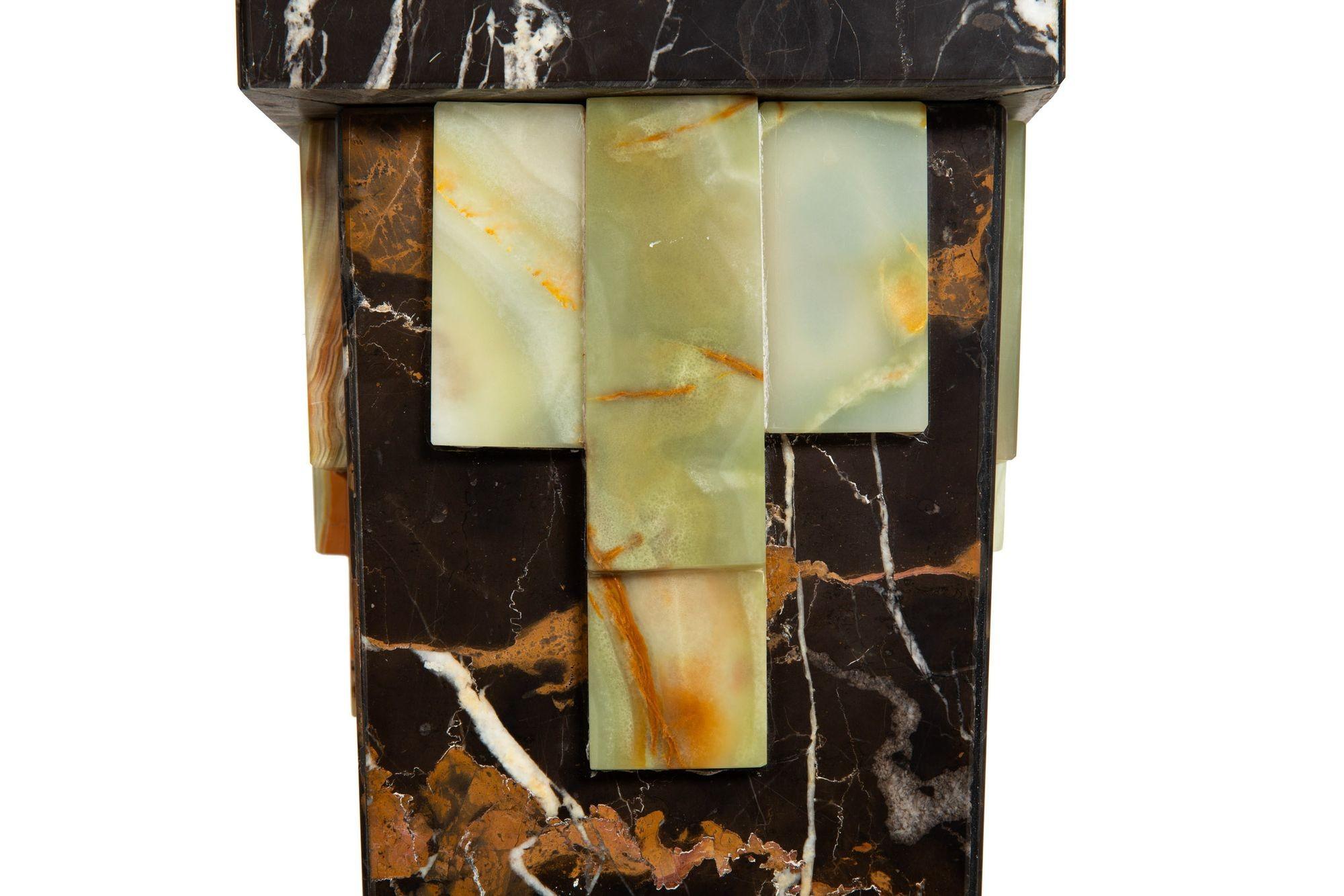 Paire de piédestaux de style Art déco en marbre et onyx avec panneaux en bronze en vente 11