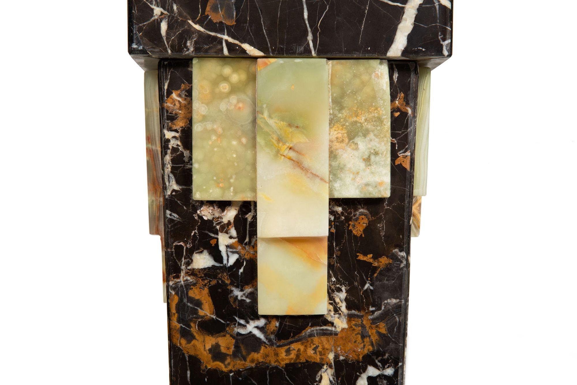 Paire de piédestaux de style Art déco en marbre et onyx avec panneaux en bronze en vente 12