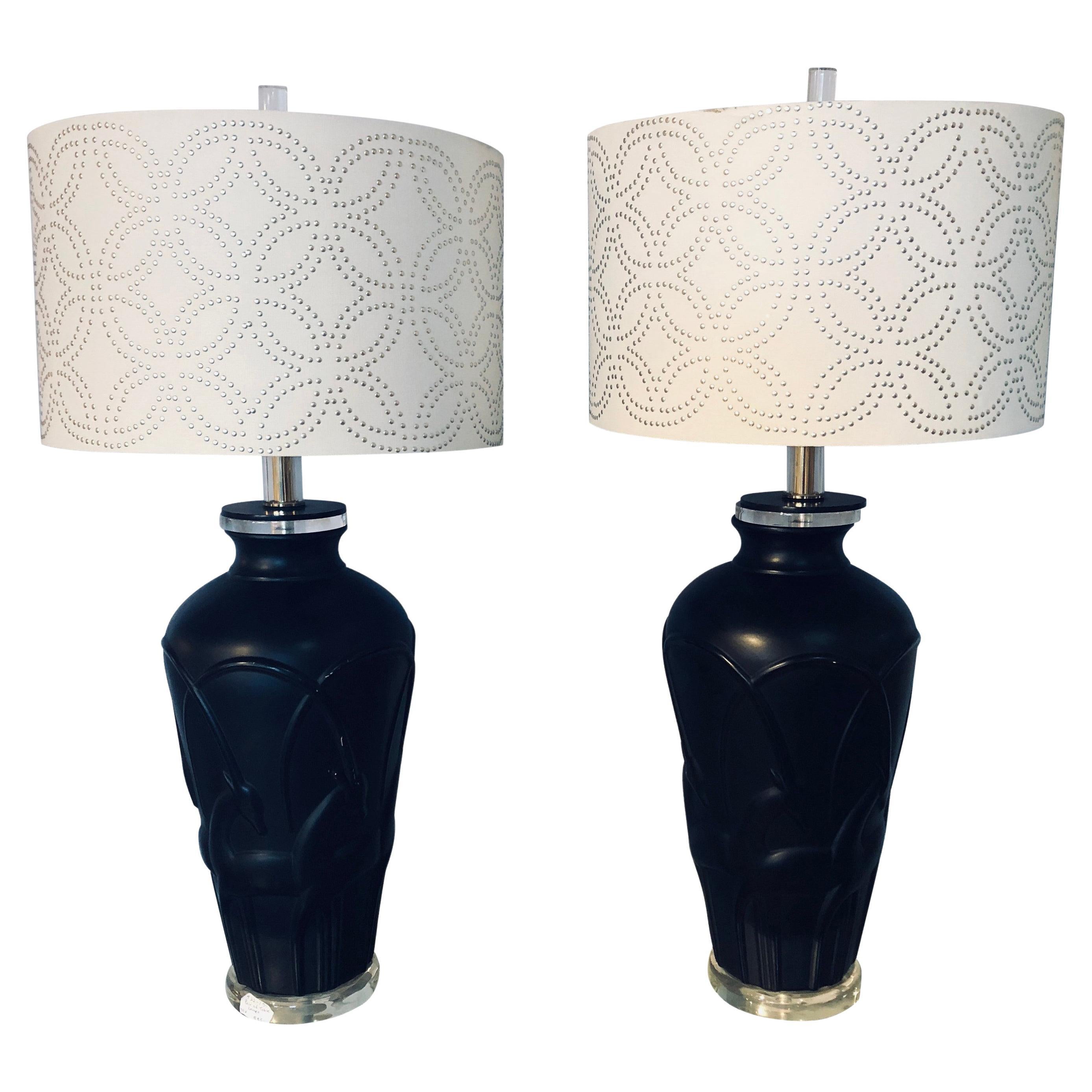 Paire de lampes de bureau noires de style Art Déco moderne à base en lucite et antilopes en vente