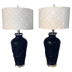 Moderne schwarze Art-Déco-Tischlampen mit Lucite-Sockel und Antelope, Paar