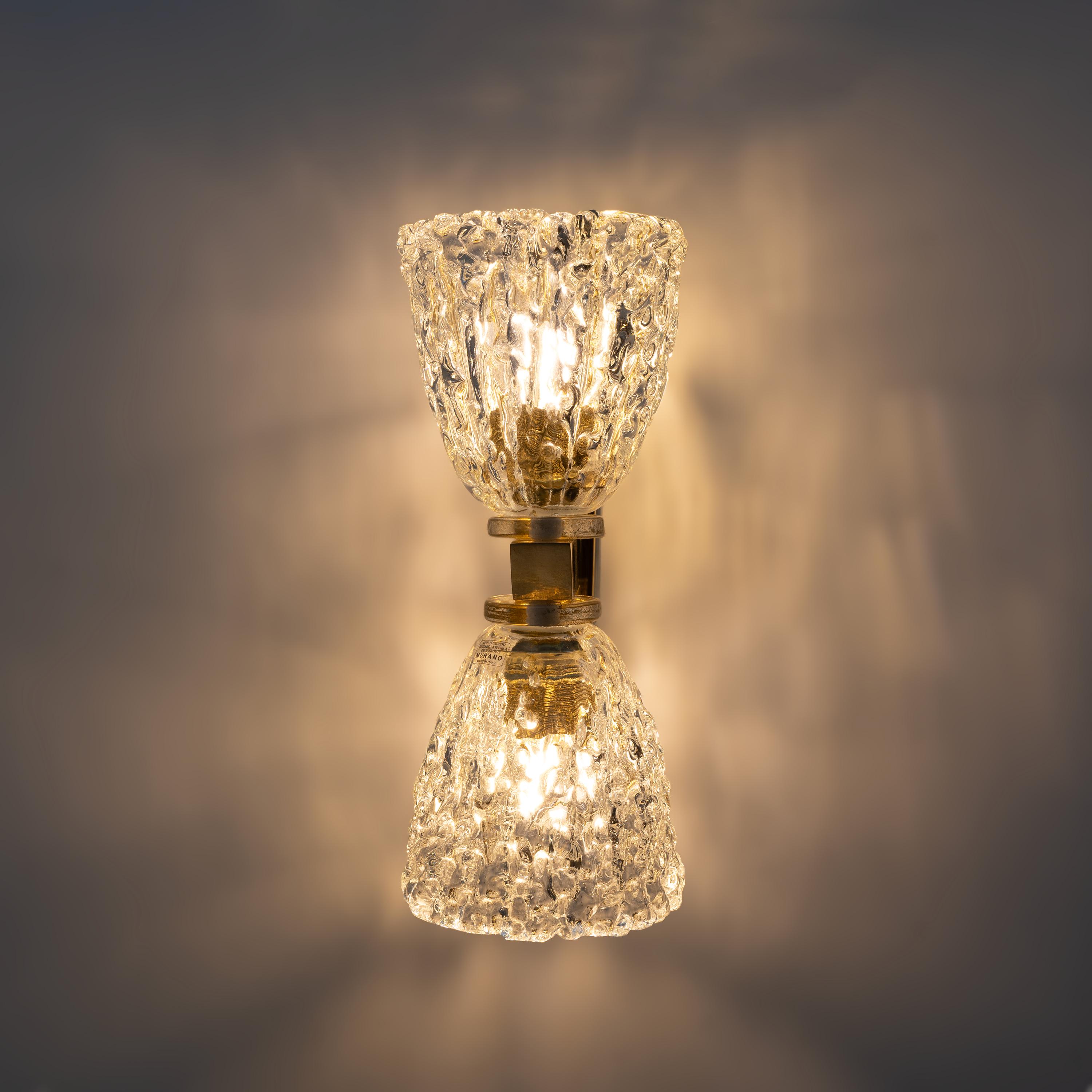 Italiano Coppia di lampade in vetro di Murano e ottone in stile Art Déco in vendita