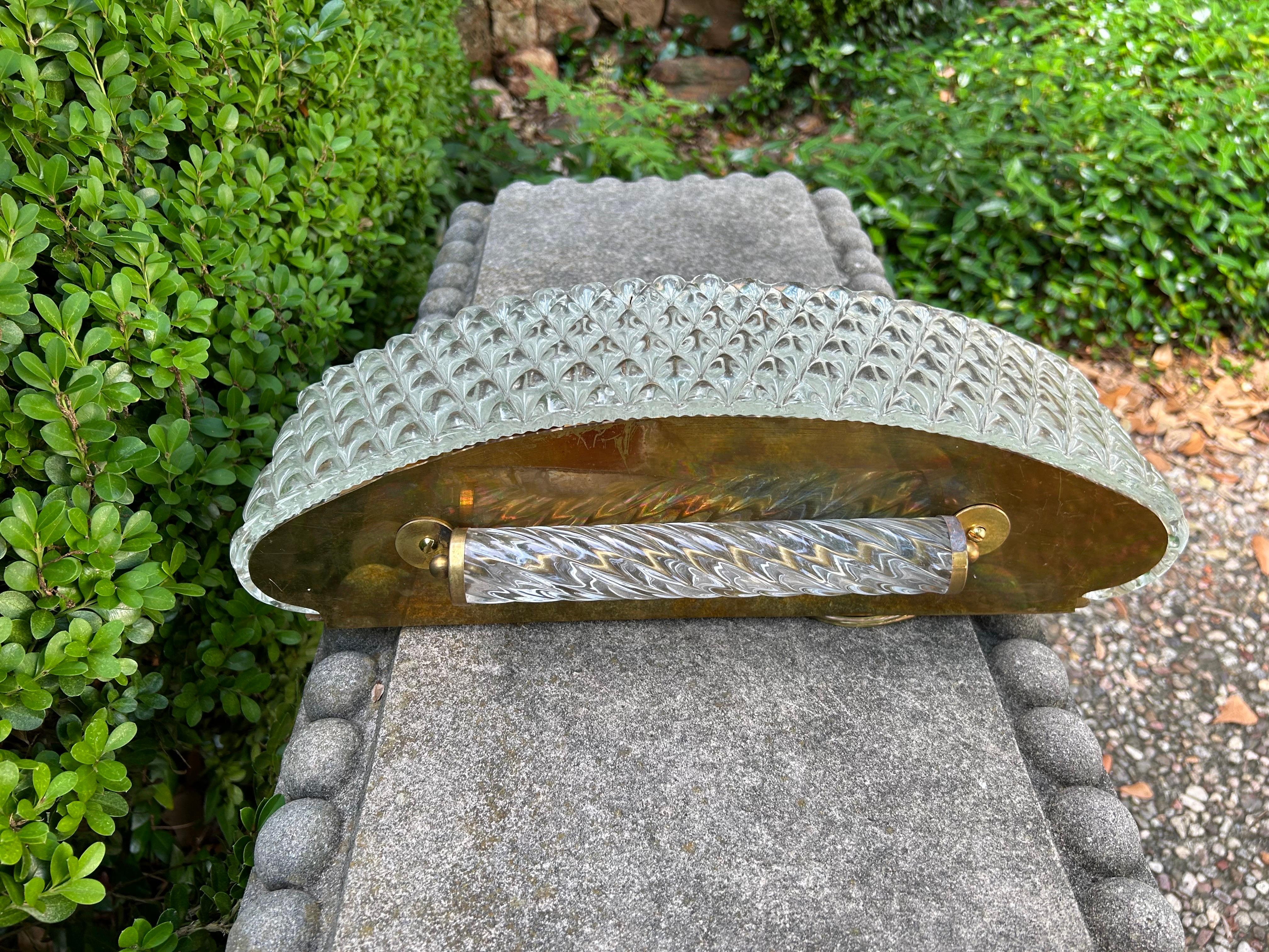 Coppia di lampade in vetro di Murano in stile Art Déco.
In offerta c'è una splendida coppia di appliques in vetro di Murano e ottone in stile Art Déco italiano.
Questa elegante coppia di appliques di Murano è stata cablata per il mercato