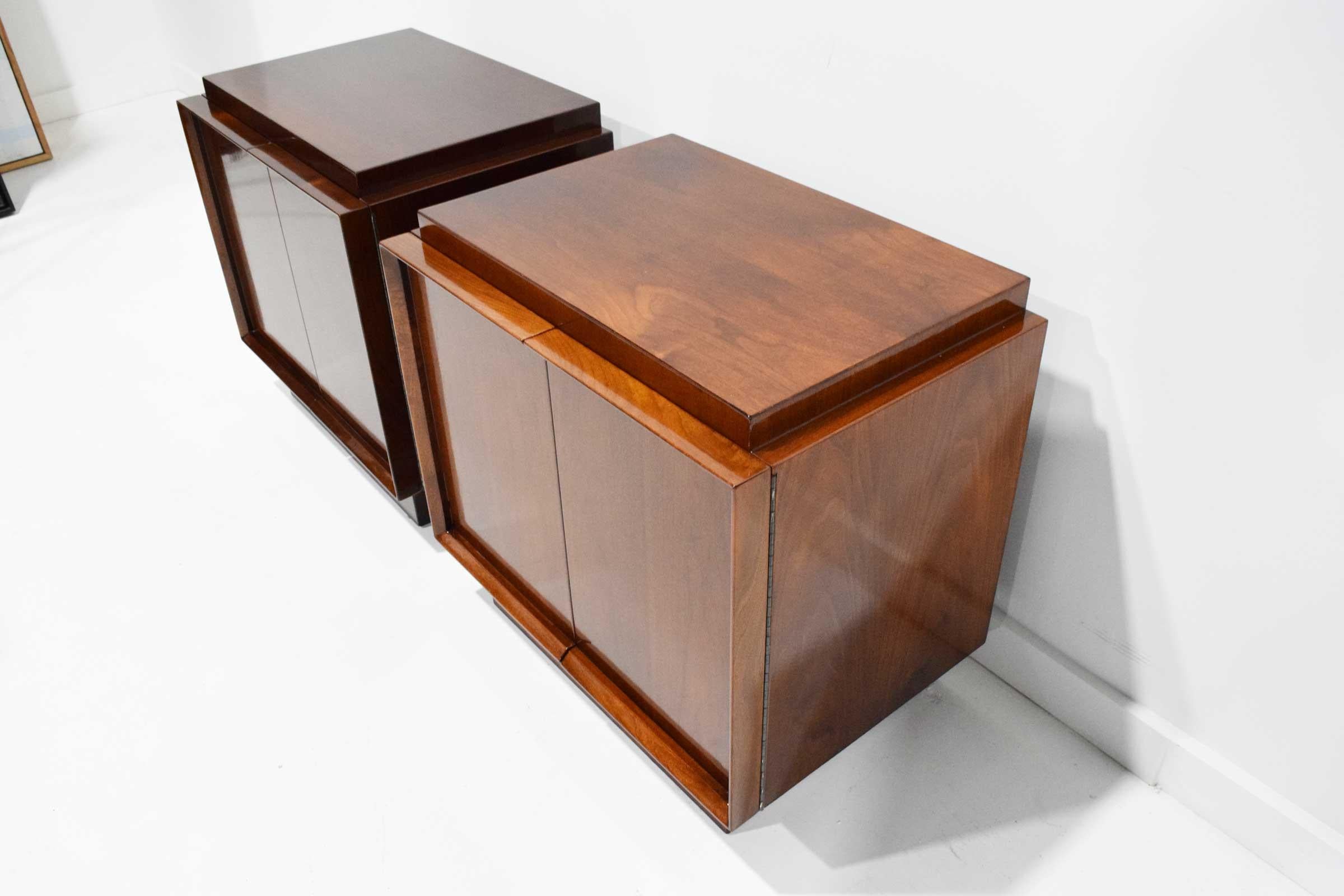 Pair of Art Deco Style Nightstands in Mahogany In Good Condition In Dallas, TX