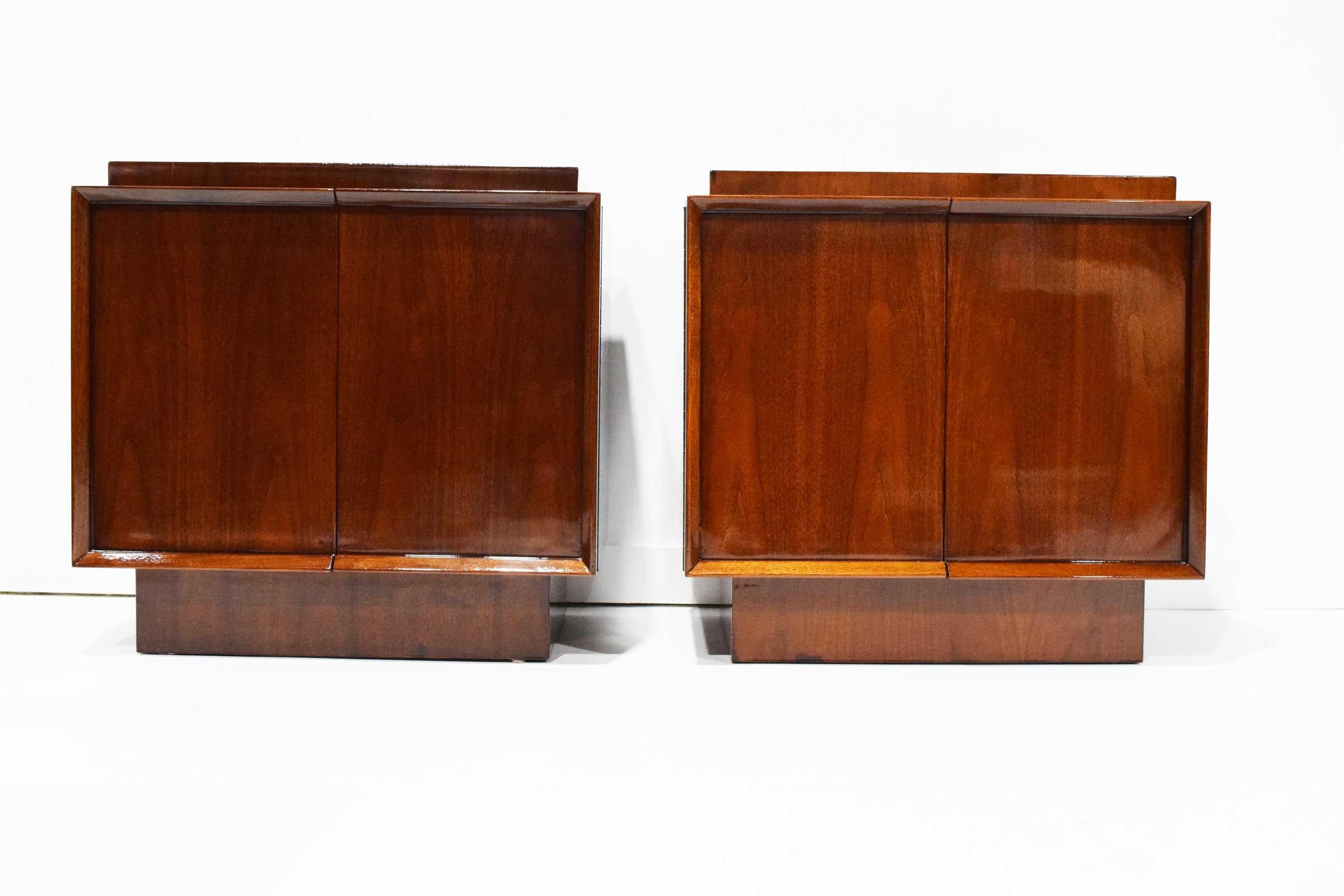 20th Century Pair of Art Deco Style Nightstands in Mahogany