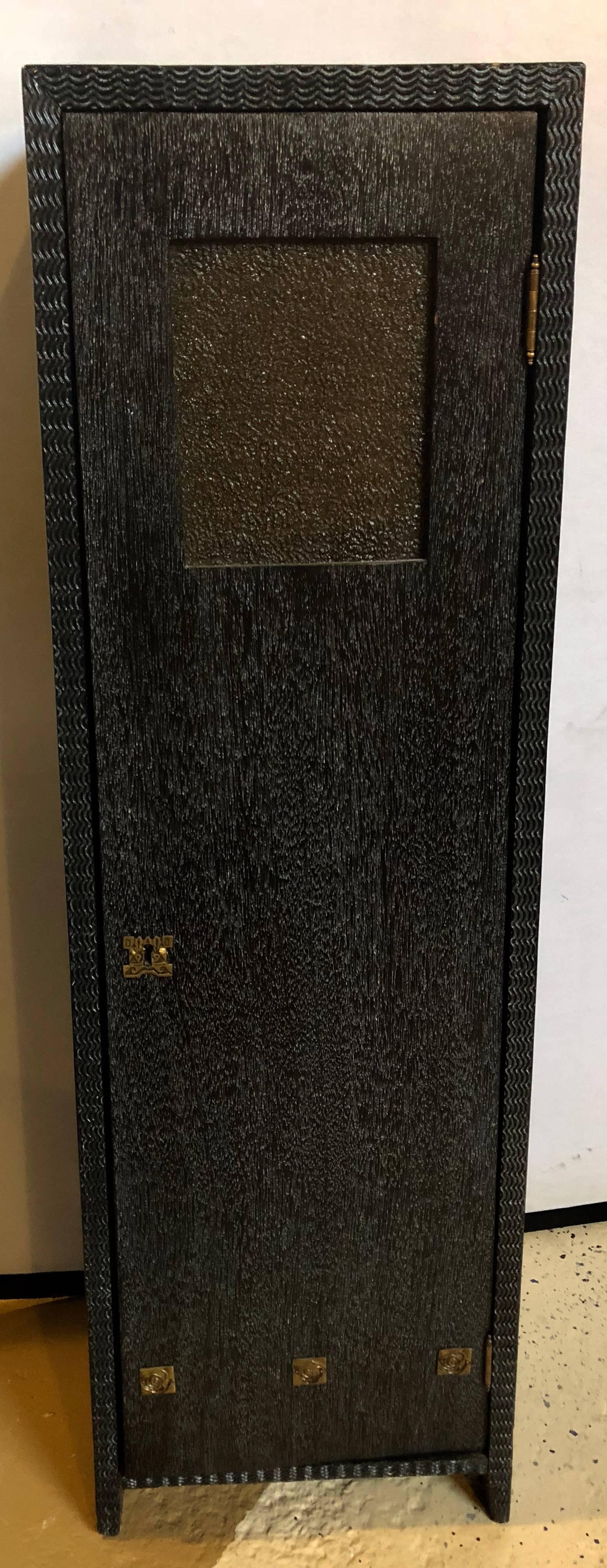 Piédestaux Art déco, noirs texturés, chêne ébénisé, métal doré, années 1930, Christies en vente 10