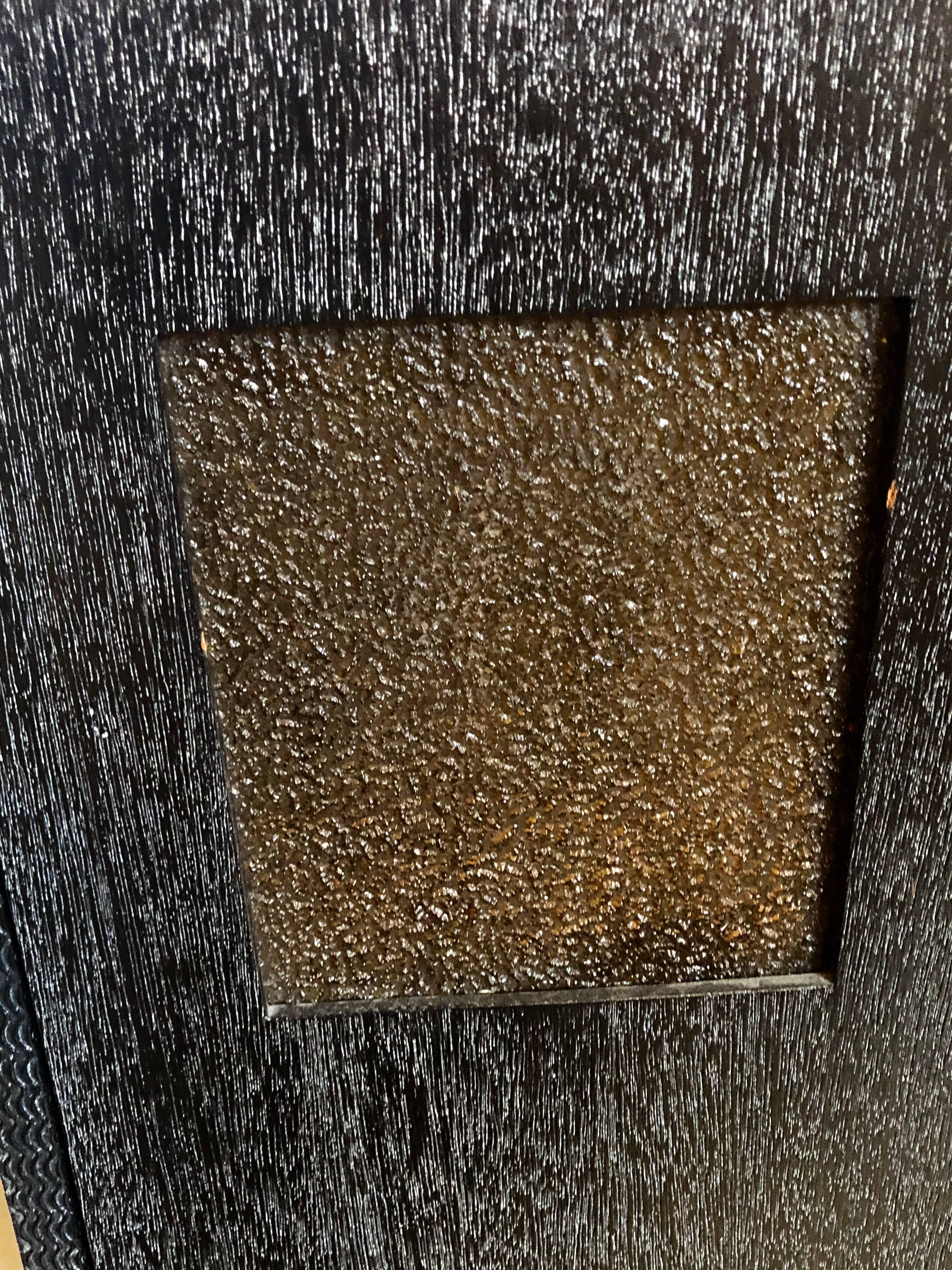 Piédestaux Art déco, noirs texturés, chêne ébénisé, métal doré, années 1930, Christies Bon état - En vente à Stamford, CT