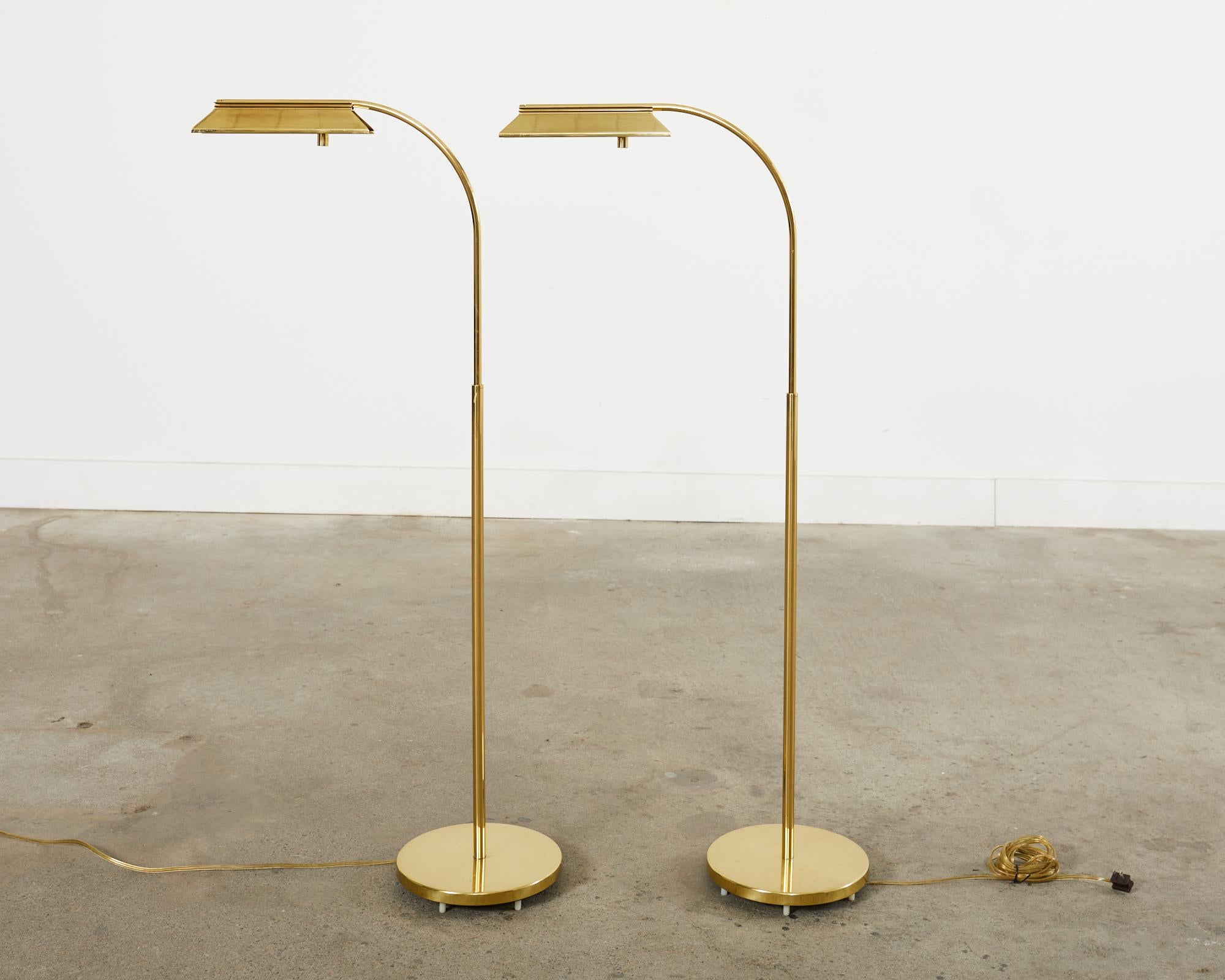 Stehlampen aus Messing im Art-Déco-Stil für Apotheken im Stil von Casella, Paar (Metall) im Angebot