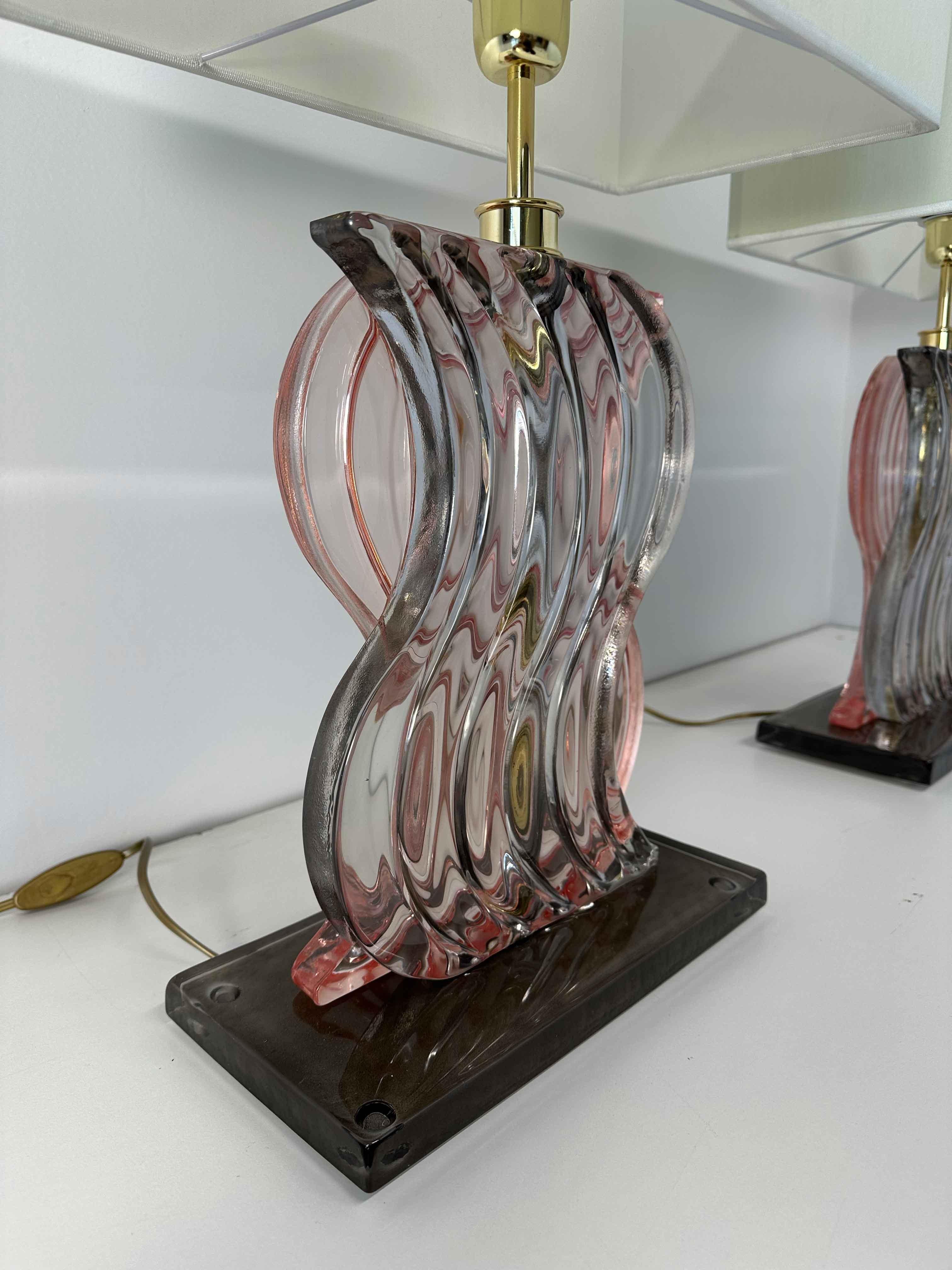 XXIe siècle et contemporain Paire de lampes de bureau de style Art Déco en verre de Murano rose  en vente