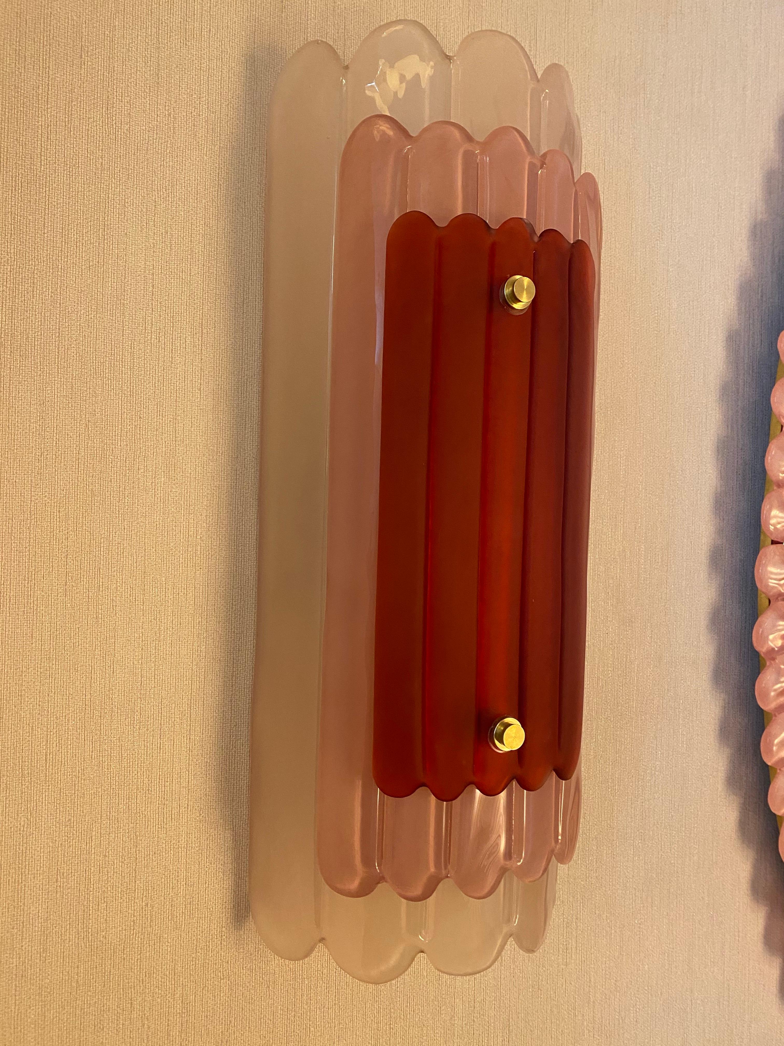 italien Paire d'appliques murales en verre de Murano rose de style Art Deco, en stock en vente