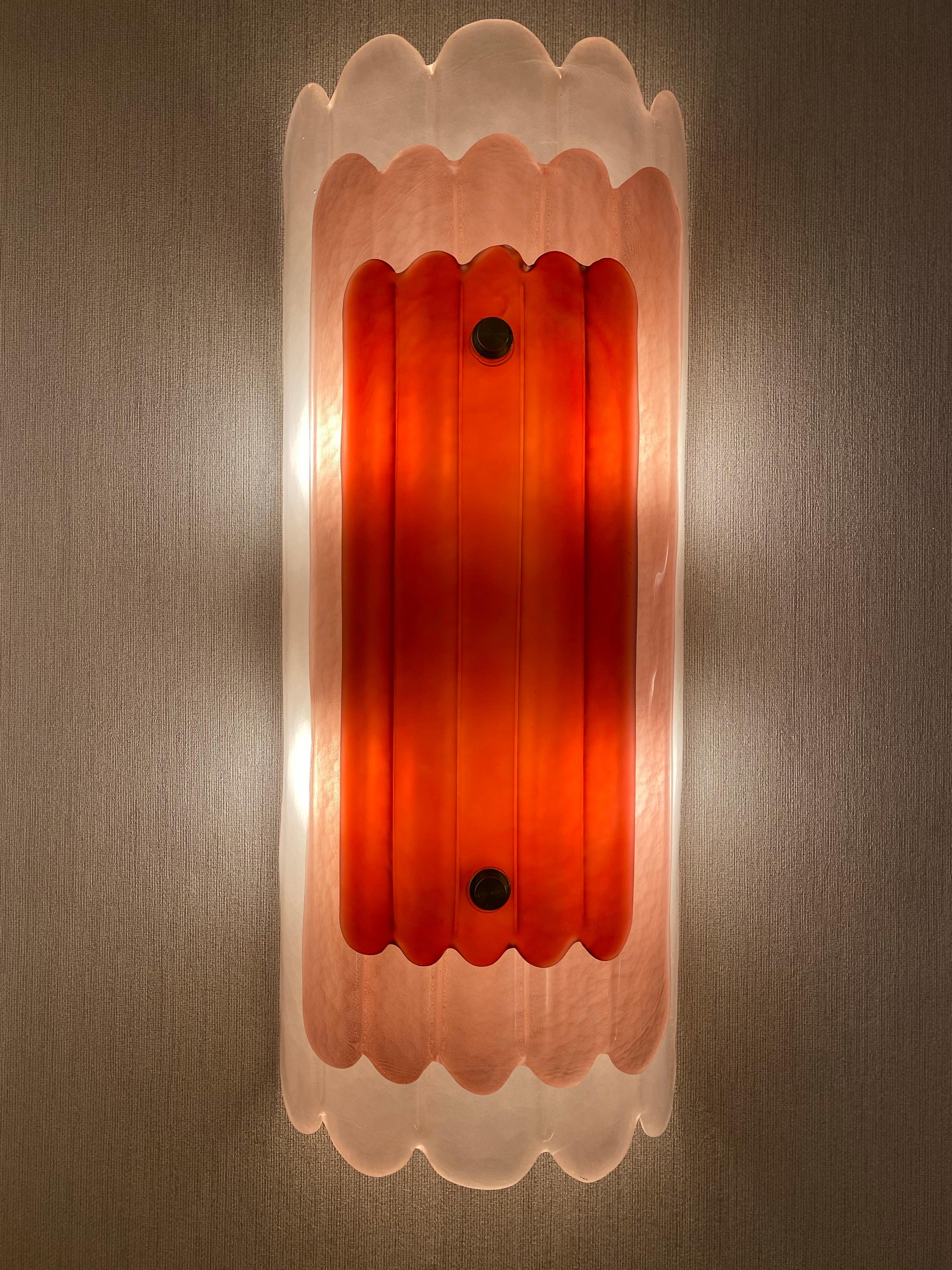 Laiton Paire d'appliques murales en verre de Murano rose de style Art Deco, en stock en vente