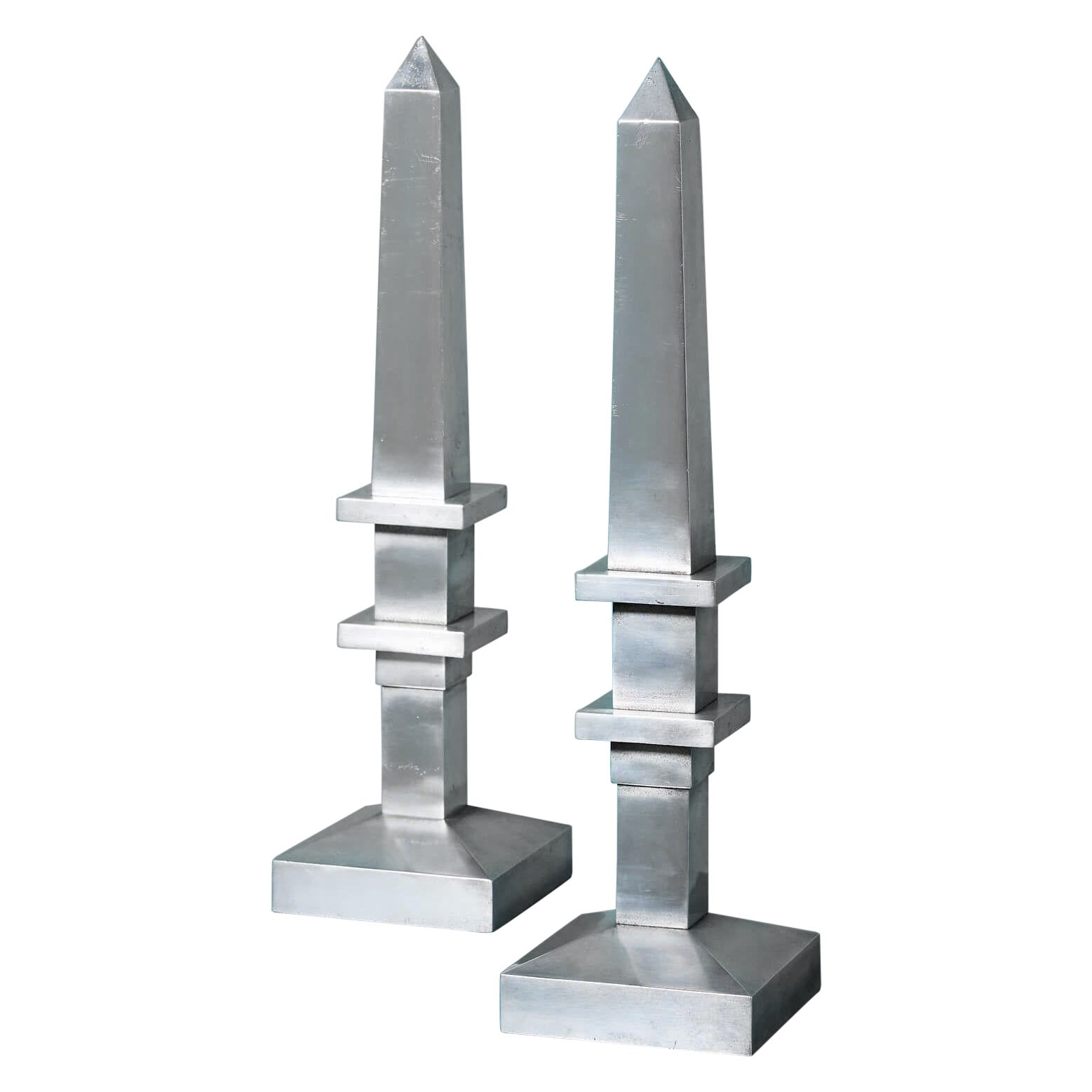 Coppia di obelischi in alluminio lucidato in stile Art Déco in vendita