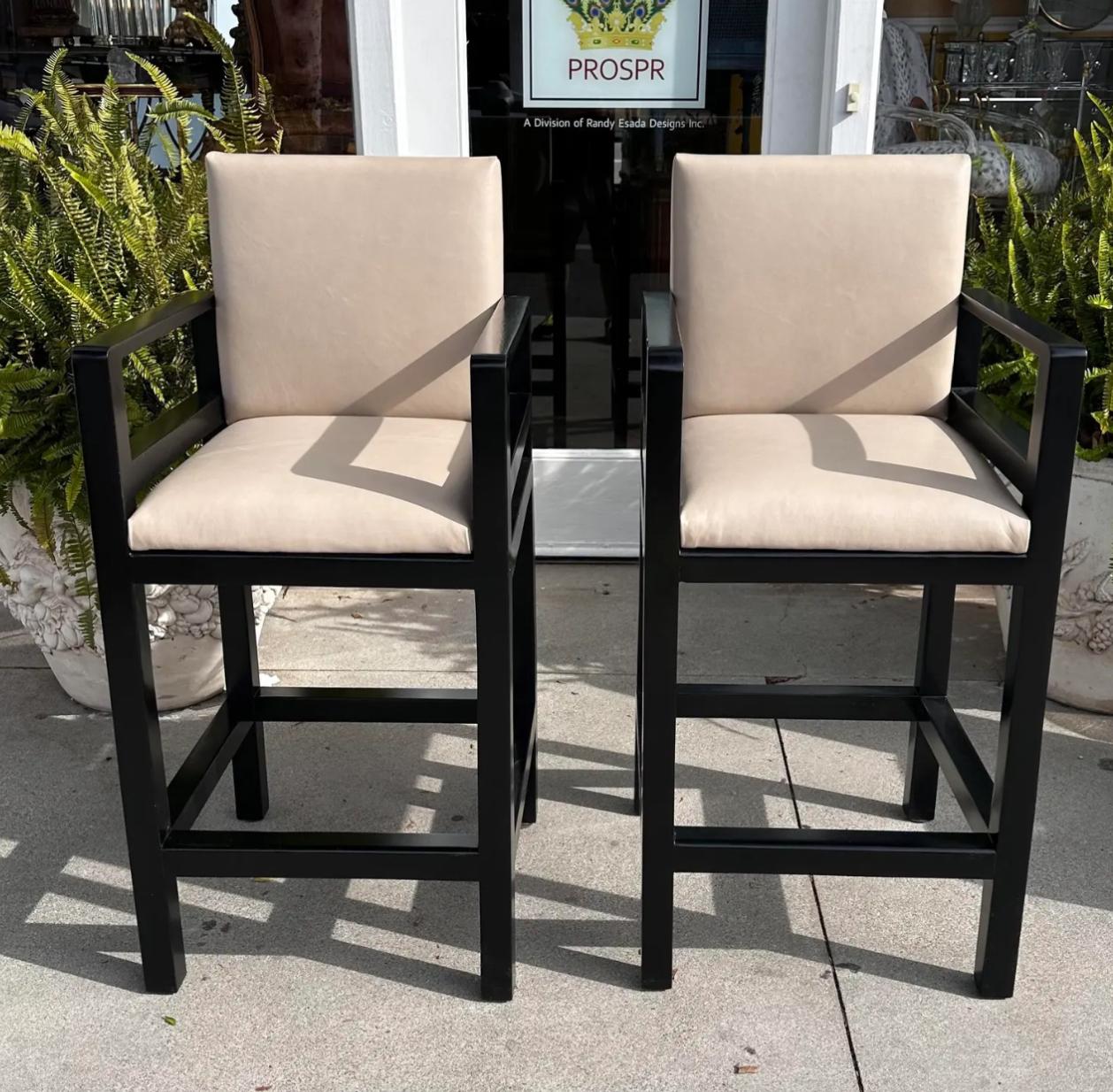 Pair of Art Deco Style Rose Tarlow Melrose House Leather Barstools In Good Condition For Sale In LOS ANGELES, CA