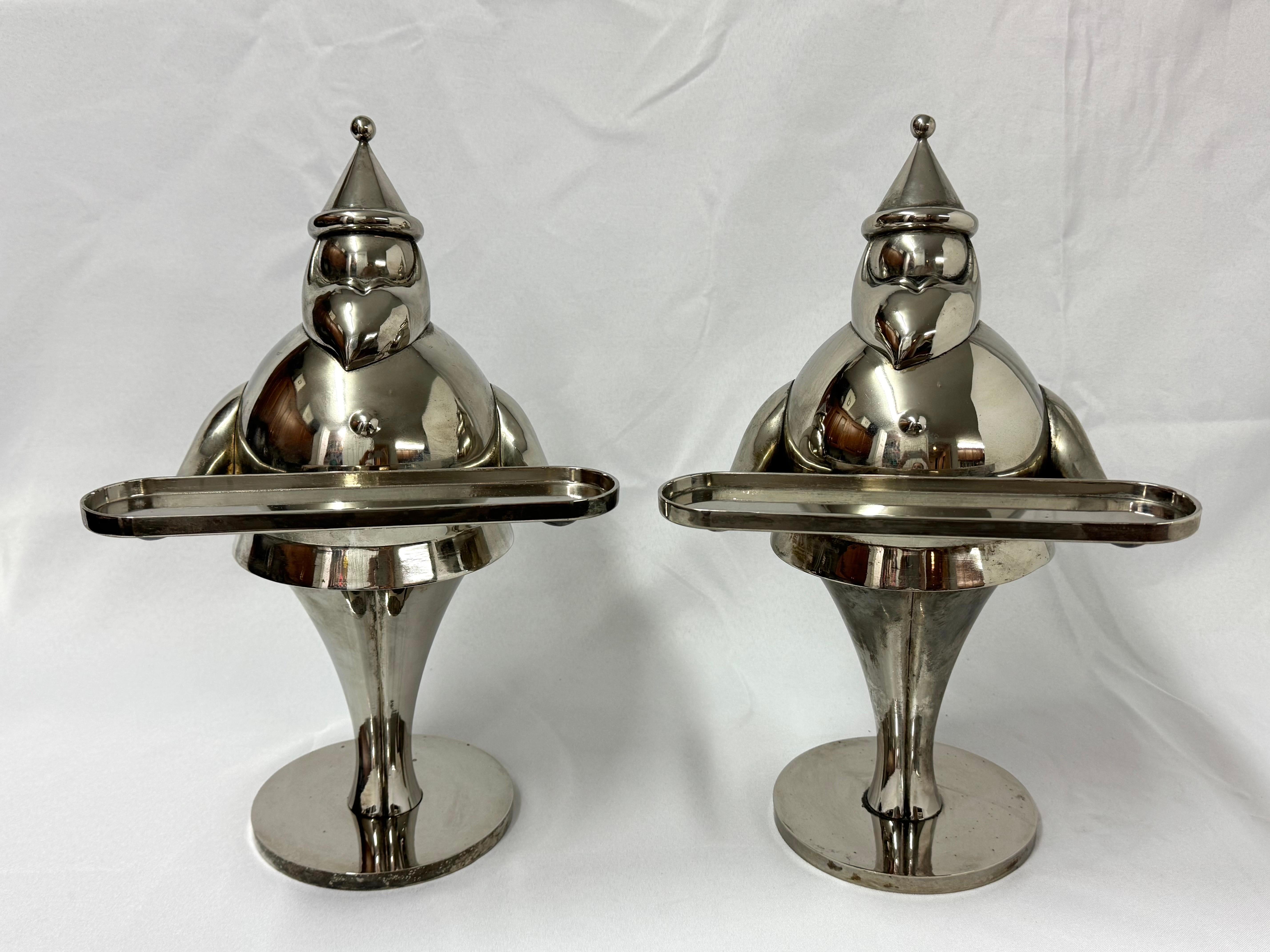 Coppia di sculture di Babbo Natale in stile Art Déco. Perfetto per esporre bastoncini di zucchero, candele votive o bicchierini durante le feste. Magari anche biglietti da visita se hai un negozio.
 Pezzi stravaganti e festosi. 