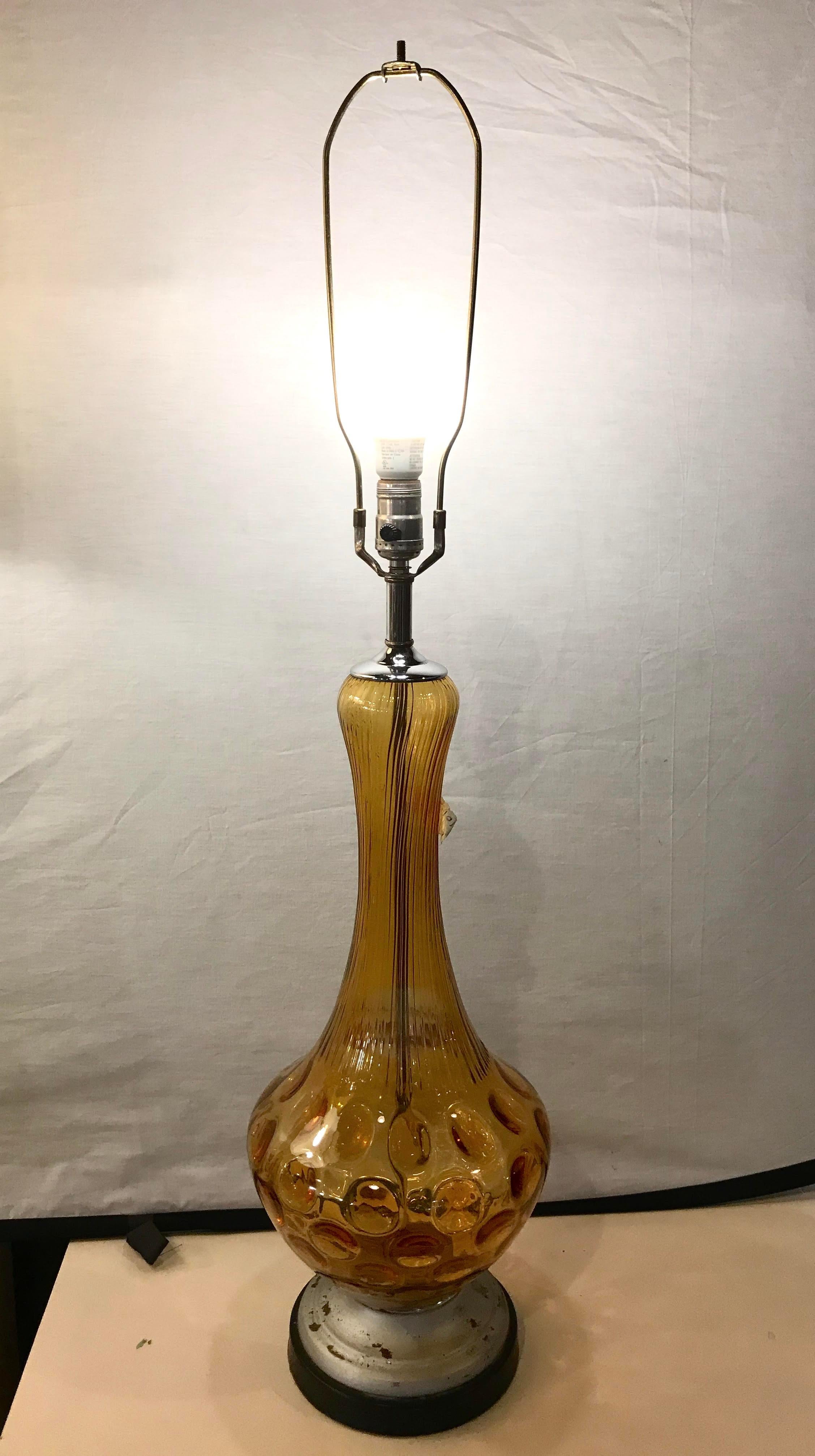 Pair of Art Deco Style Sculpted Amber Glass Lamps In Good Condition In Stamford, CT