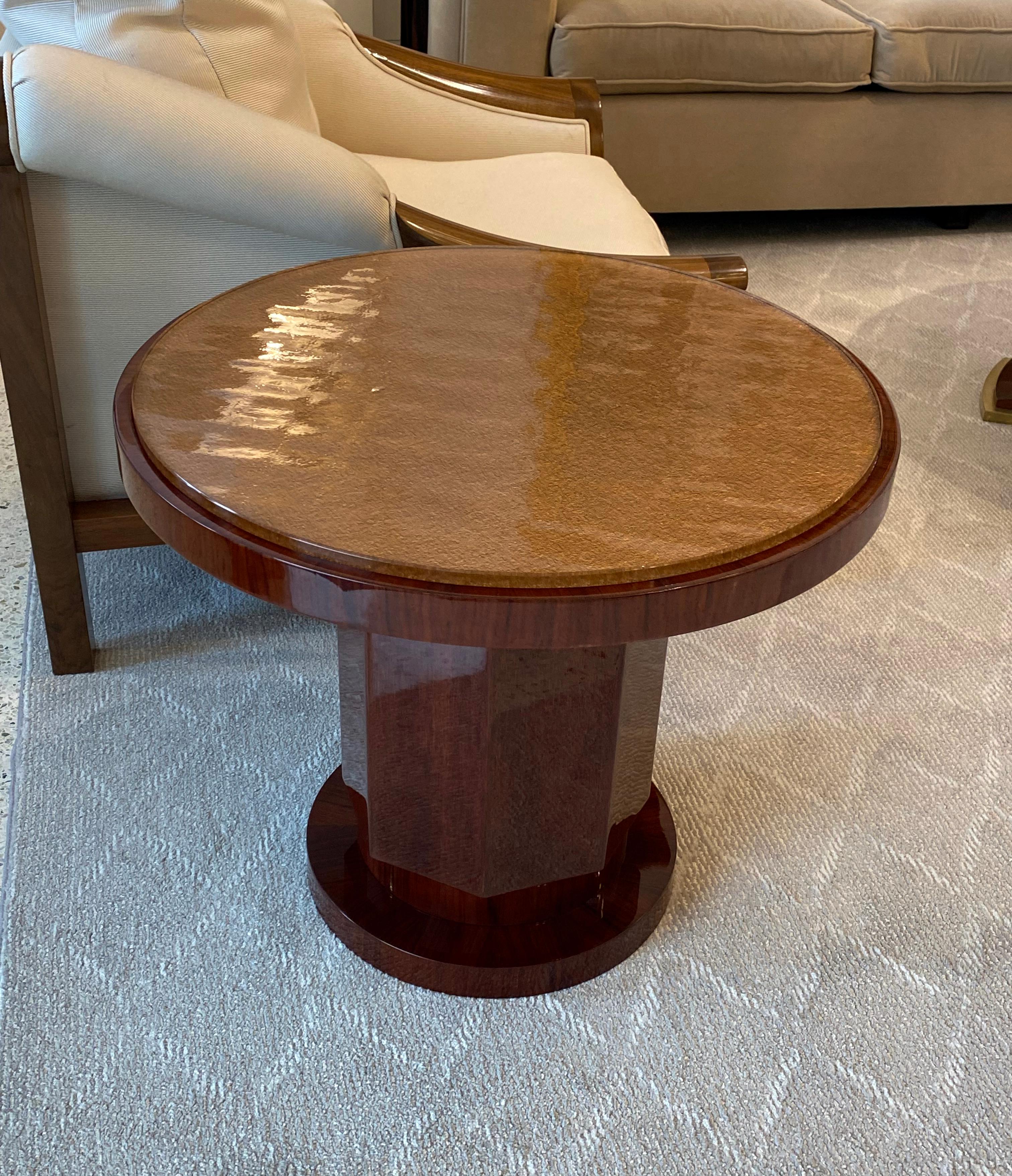Art Deco pair of round side tables made of rosewood with gilded pebbled glass tops designed by Joubert et Petit (DIM).
Made in France. 
Circa: 1935.