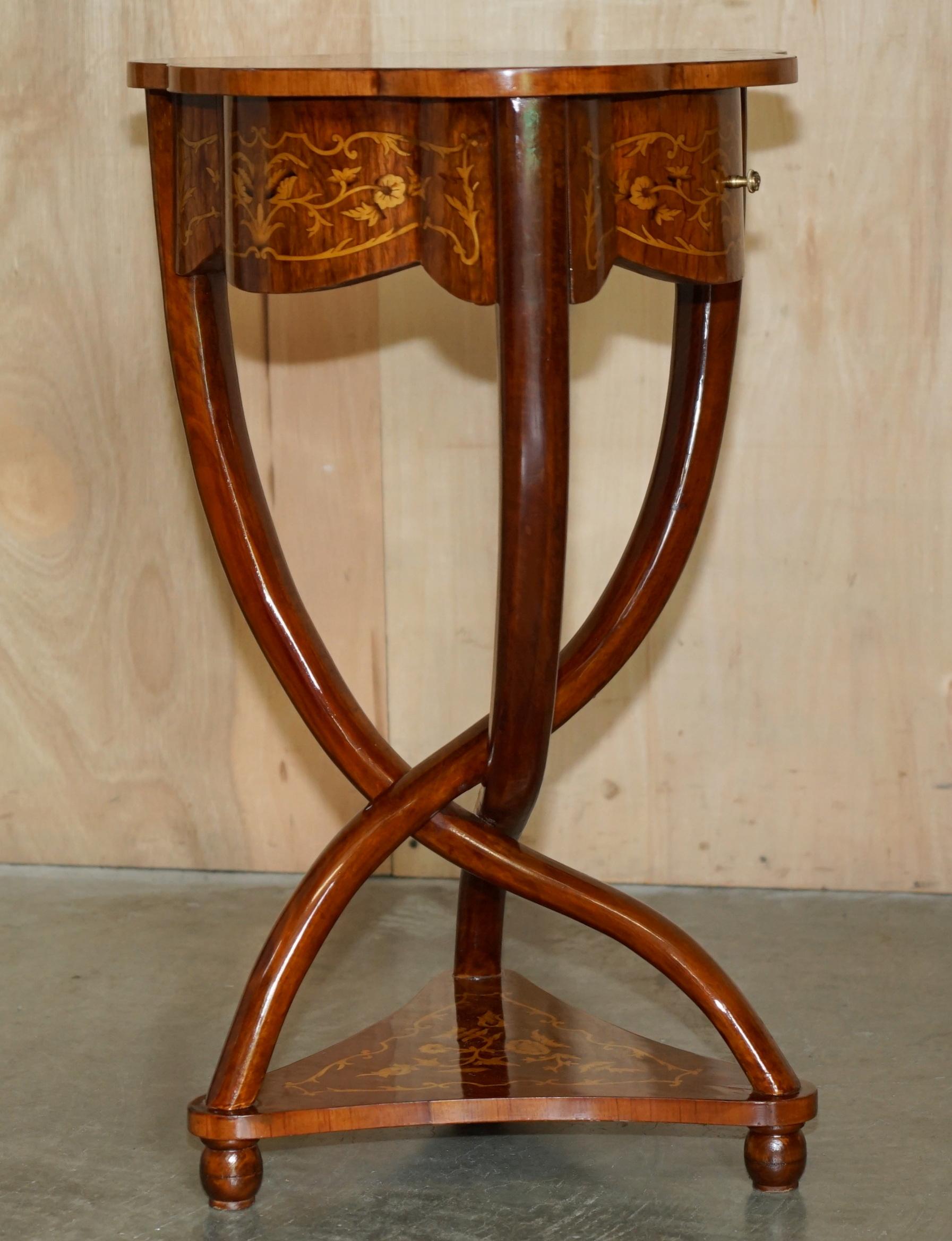 Paire de tables d'appoint SYCAMORE en bois et en laiton incrusté de vernis de style art déco en vente 4