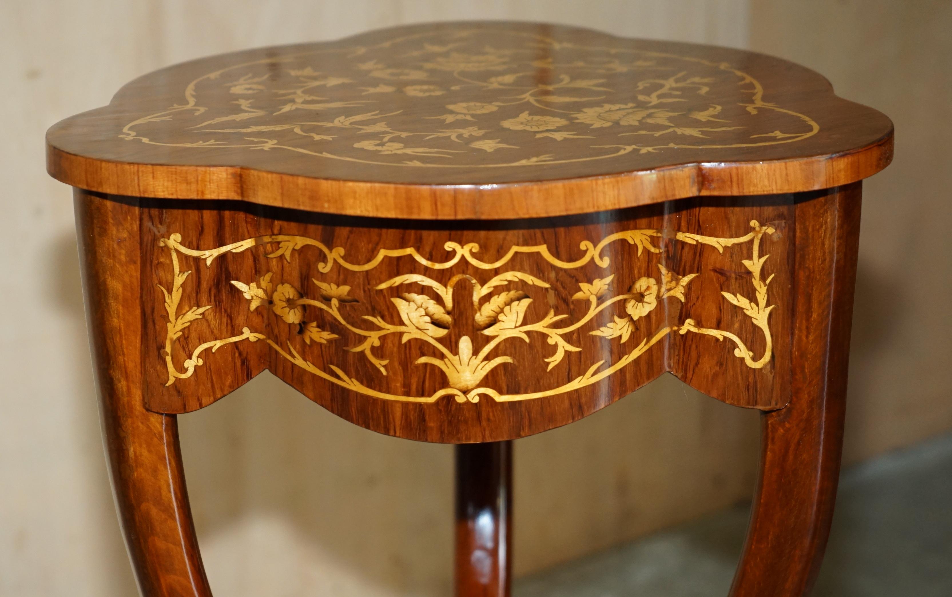 Paire de tables d'appoint SYCAMORE en bois et en laiton incrusté de vernis de style art déco en vente 5